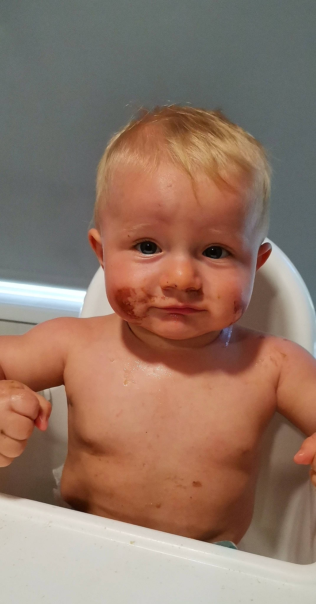 Preston participe au concours pour gagner de l'argent avec cette photo : baby_bathing, bathing, cheek, chest, ear, eyebrow, eyelash, forehead, gesture, hair, hand, human_body, iris, jaw, leg, lip, neck, nose, person, skin