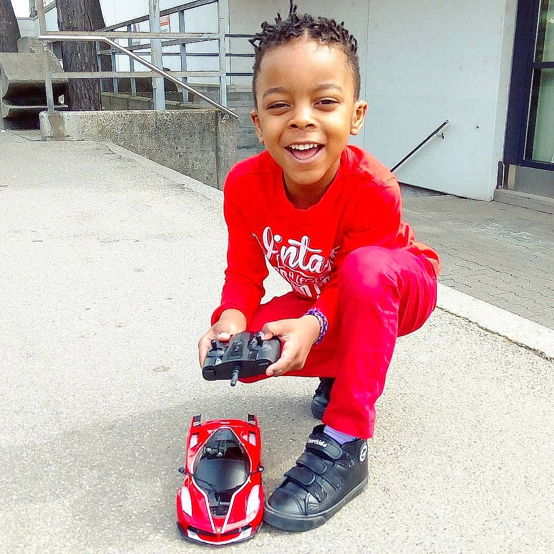 Jarod participe au concours pour gagner de l'argent avec cette photo : car, child, footwear, fun, joy, person, play, product, red, shoe, toddler, vehicle