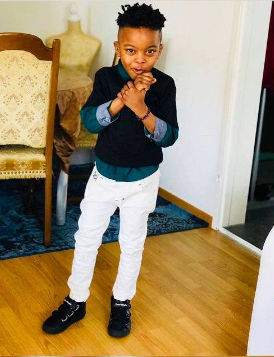 Jarod participe au concours pour gagner de l'argent avec cette photo : fashion, flooring, footwear, fun, headgear, jeans, joint, person, product, shoe, shoulder, standing, textile, trousers