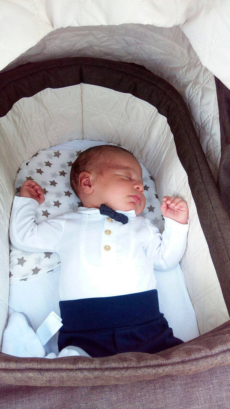 Warren a rejoint le concours — aidez-le/la à gagner de superbes lots ! baby_products, bed, child, furniture, infant, infant_bed, person, product, sleep, textile, toddler