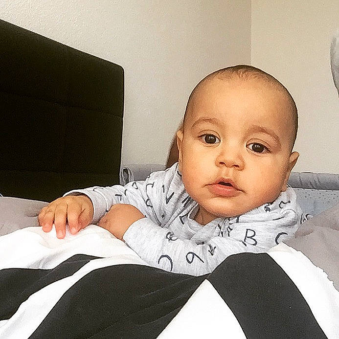 Warren a rejoint le concours — aidez-le/la à gagner de superbes lots ! baby, baby_sleeping, cheek, child, comfort, ear, electronic_device, eye, face, forehead, head, leg, lip, nose, person, product, sitting, skin, smile, toddler