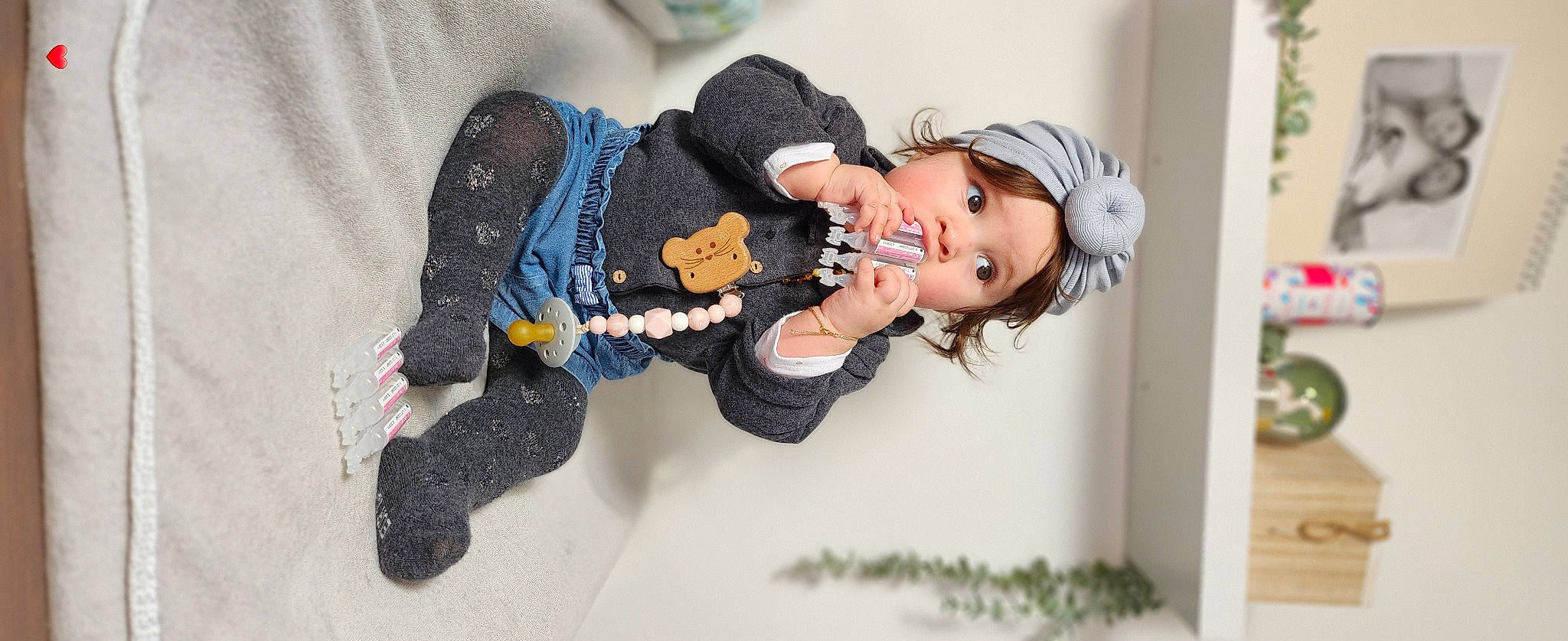 Giuliana participe au concours pour gagner de l'argent avec cette photo : blurred, cap, child, costume, event, fashion_accessory, fashion_design, fun, fur, gesture, glove, happy, headwear, jewellery, person, photo_shoot, portrait_photography, sitting, sleeve, stuffed_toy