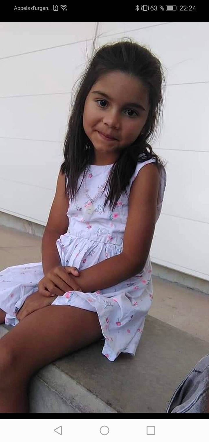 Mylene a rejoint le concours — aidez-le/la à gagner de superbes lots ! beauty, black_hair, elbow, eye, face, happy, head, human_body, human_leg, joy, knee, lip, long_hair, neck, person, shoulder, skin, sleeve, thigh, trunk