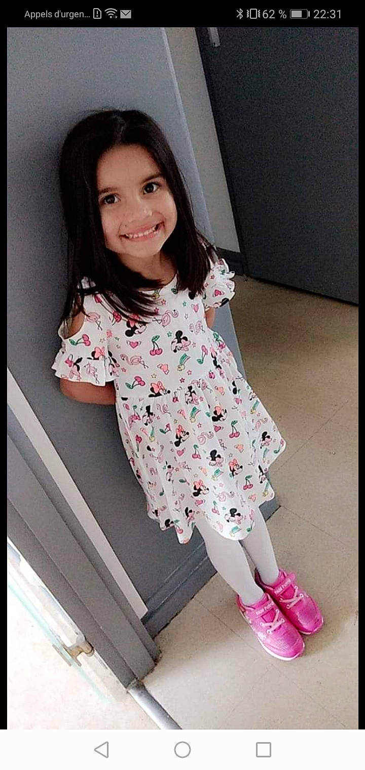 Mylene a rejoint le concours — aidez-le/la à gagner de superbes lots ! baby_toddler_clothing, cool, dress, flash_photography, hair, happy, human_body, joy, knee, magenta, one_piece_garment, pattern, person, pink, product, purple, skin, sleeve, smile, thigh