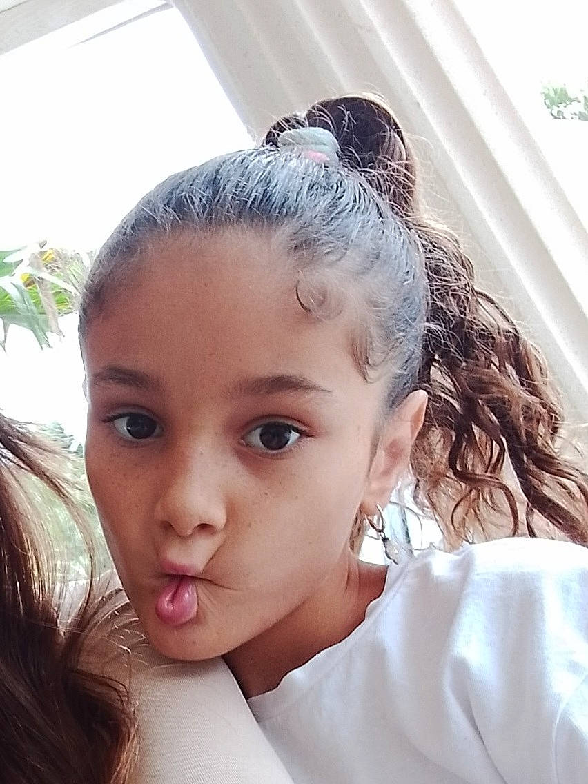 Adixia a rejoint le concours — aidez-le/la à gagner de superbes lots ! black_hair, bridal_accessory, bun, dress, ear, eyebrow, eyelash, hair, happy, headband, headpiece, jaw, lip, long_hair, neck, person, selfie, shoulder, smile, sunglasses