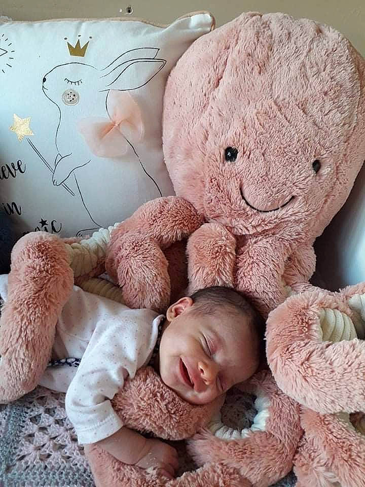 éléa participe au concours pour gagner de l'argent avec cette photo : baby, baby_sleeping, baby_toddler_clothing, beauty, bed, bedding, comfort, gesture, human_body, linens, person, pink, product, skin, sleeve, stuffed_toy, teddy_bear, textile, toddler, toy