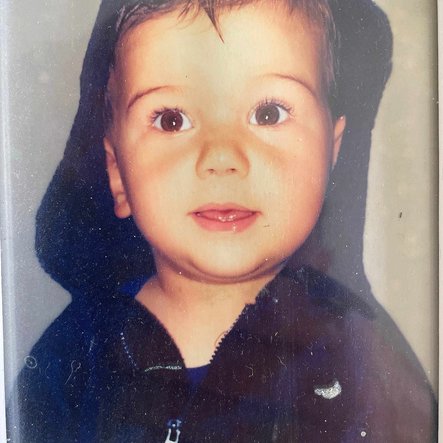 Lorenzo participe au concours pour gagner de l'argent avec cette photo : baby, child, closeup, clothing, curious, cute, expression, eyes, face, head, hood, hoodie, indoor, person, portrait, smile, toddler, young, young_child, zipper
