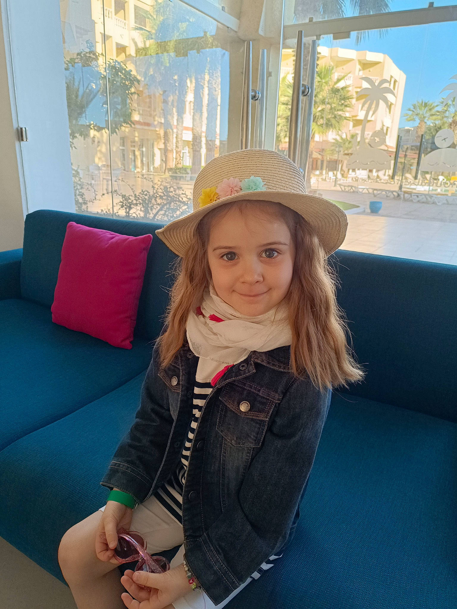 Luna a rejoint le concours — aidez-le/la à gagner de superbes lots ! comfort, couch, electric_blue, face, fashion_accessory, fashion_design, flooring, fun, happy, hat, head, joy, leisure, person, recreation, room, smile, sun_hat, toddler, travel