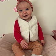 Maëlya participe au concours pour gagner de l'argent avec cette photo : baby, infant, child, headband, vest, red_clothing, socks, wall_stickers, cat_sticker, pink_bow, smiling, sitting, indoor, soft_surface, cute, happy, person, portrait, decor, cozy