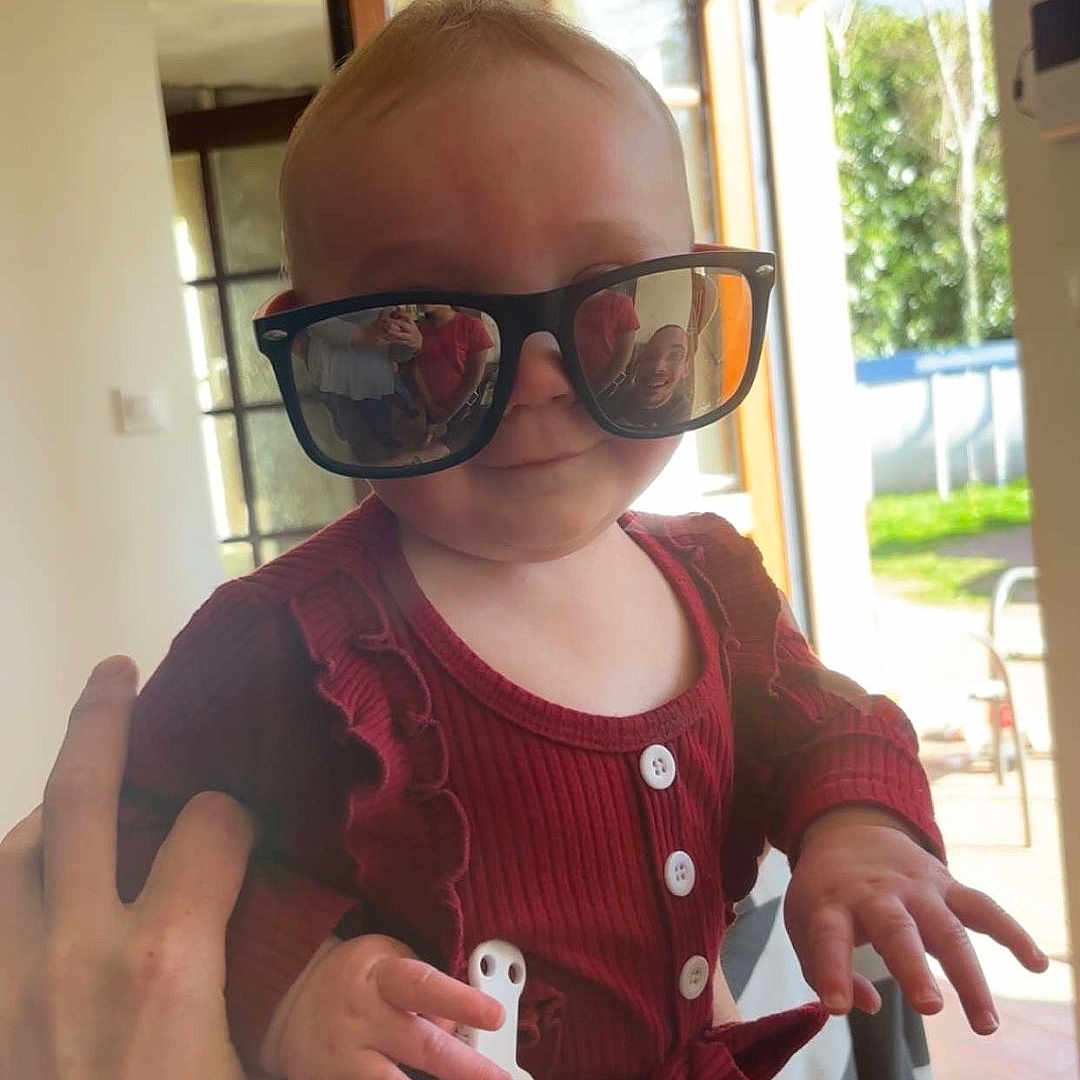 Maëlya participe au concours pour gagner de l'argent avec cette photo : baby, child, sunglasses, indoor, red_clothing, jeans, hand, reflection, person, window, door, sunlight, toy, casual, cute, fashion, portrait, smile, home, daylight