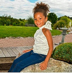 Chelsea participe au concours pour gagner de l'argent avec cette photo : blond, cloud, denim, fun, grass, happy, head, human_leg, joy, leisure, pattern, people_in_nature, person, plant, sitting, sky, sleeve, smile, t_shirt, thigh