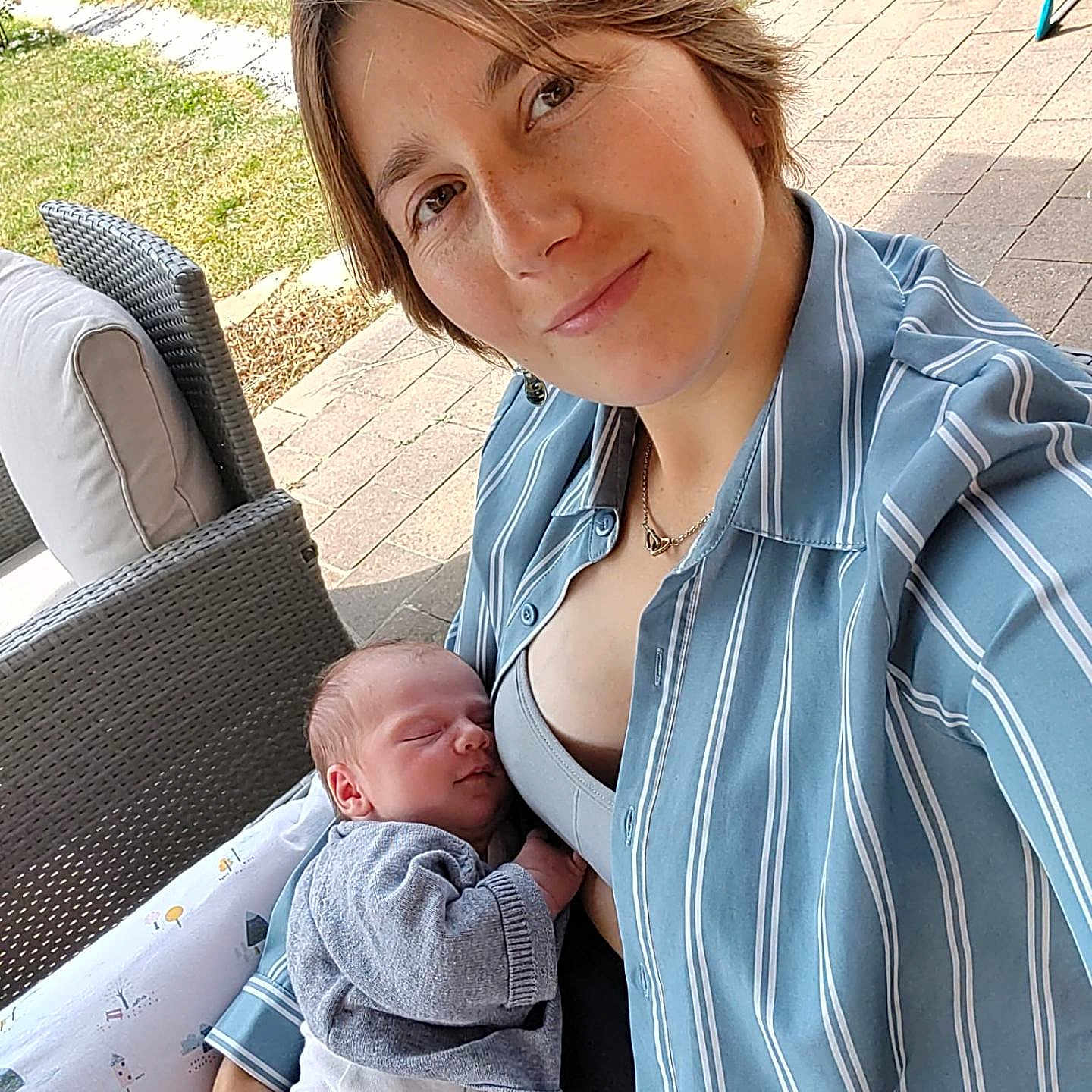 Maryléa a rejoint le concours — aidez-le/la à gagner de superbes lots ! adult, baby, blue_shirt, chair, child, cushion, daylight, earrings, family, grass, love, necklace, outdoor, parent, pavement, portrait, relaxation, sleeping, striped_clothing, wicker_furniture