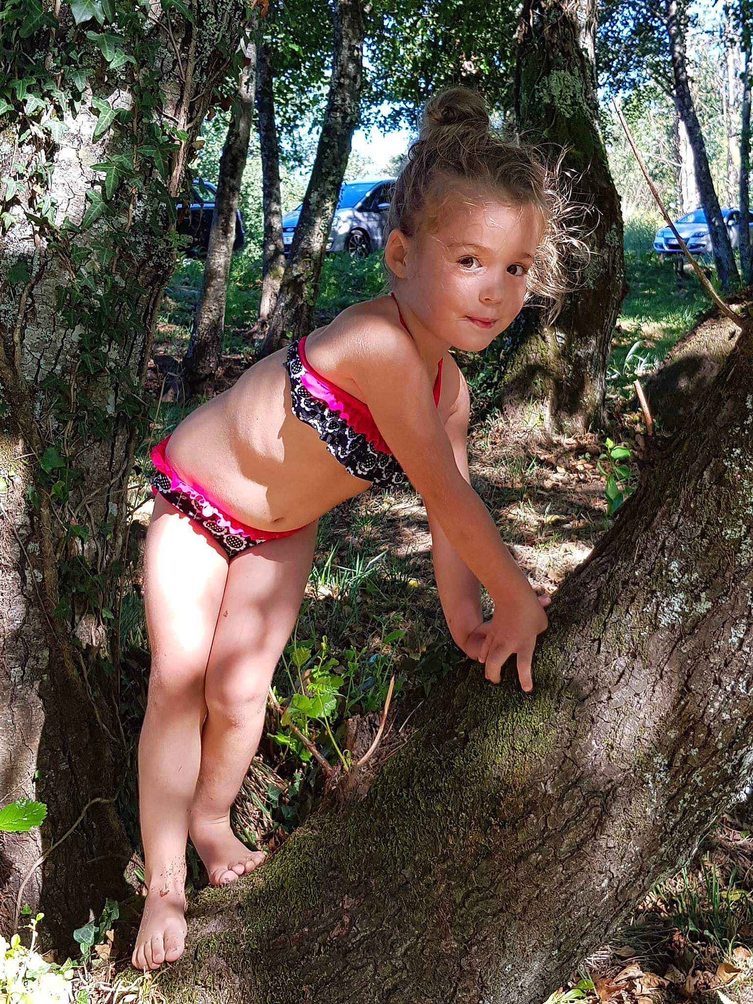 Leelou a rejoint le concours — aidez-le/la à gagner de superbes lots ! beauty, bikini, black_hair, child, child_model, fawn, jungle, long_hair, muscle, person, plant, swimwear, tree, trunk, undergarment, vacation, woody_plant