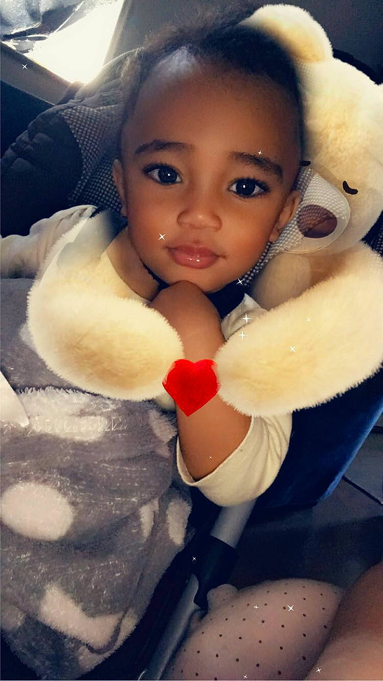 Liroy a rejoint le concours — aidez-le/la à gagner de superbes lots ! baby, black_hair, cheek, child, face, head, lip, nose, person, skin, smile, stuffed_toy, teddy_bear, toddler, toy