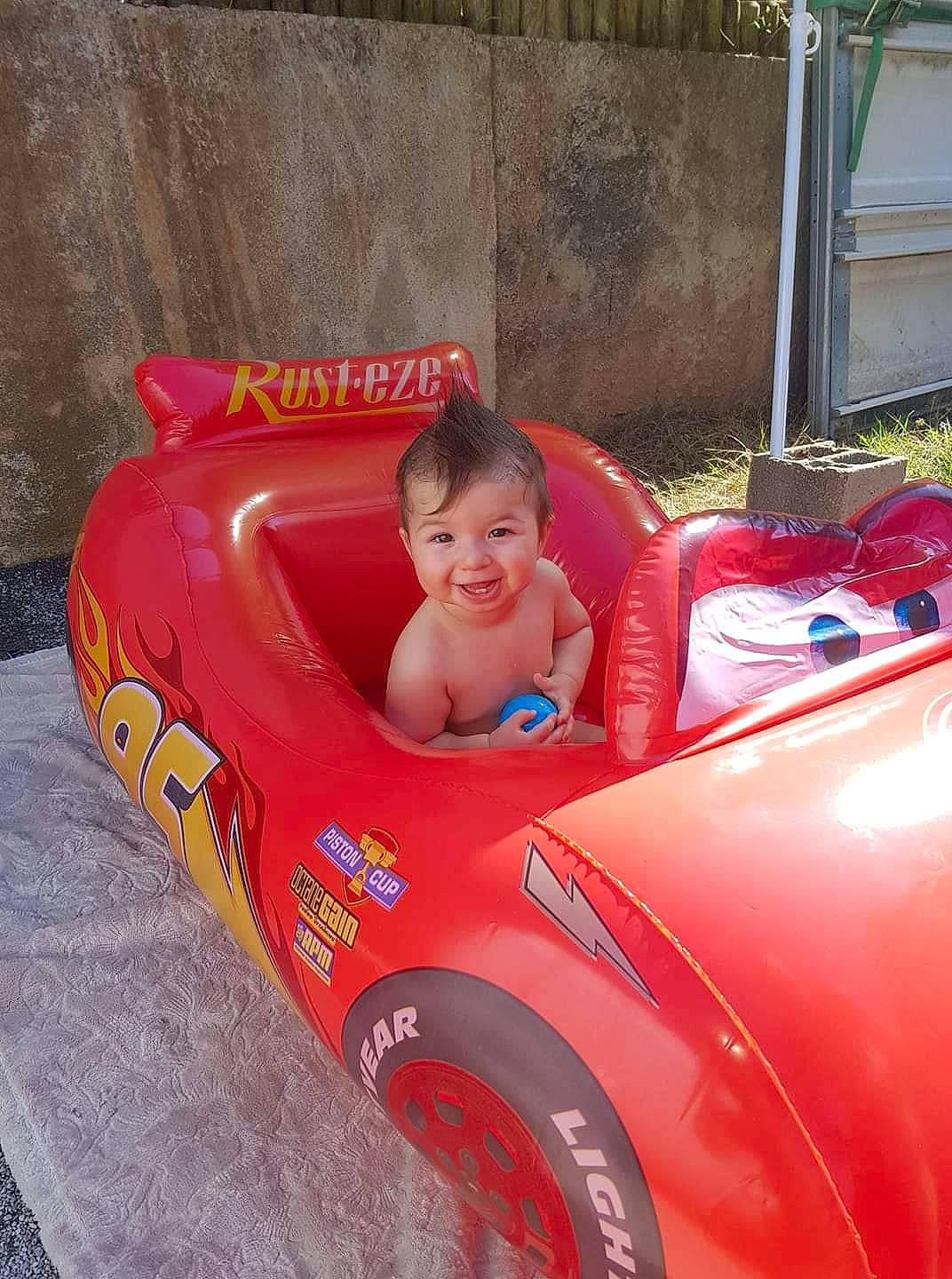 Bryan a rejoint le concours — aidez-le/la à gagner de superbes lots ! baby_products, child, fun, games, joy, leisure, person, play, product, recreation, red, toy, vehicle