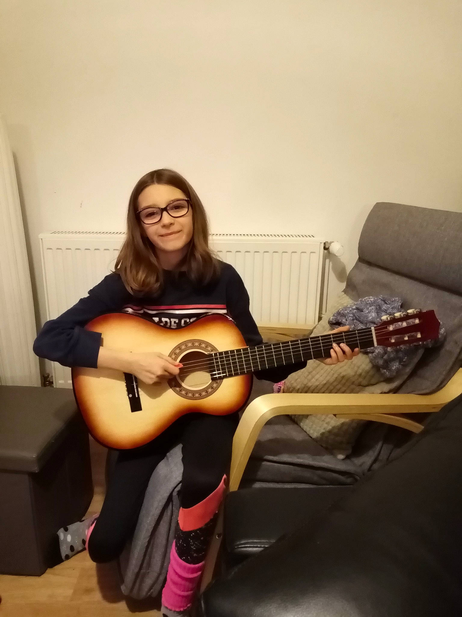 Lola a rejoint le concours — aidez-le/la à gagner de superbes lots ! acoustic_guitar, comfort, electric_guitar, electronic_instrument, eyewear, folk_instrument, guitar, guitar_accessory, guitarist, joy, knee, leg, music, musical_instrument, musical_instrument_accessory, musician, person, plucked_string_instruments, string_instrument, string_instrument_accessory