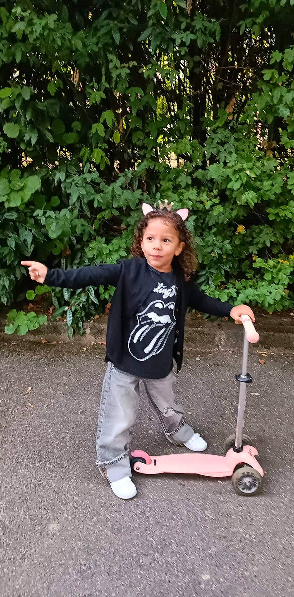 Lilya a rejoint le concours — aidez-le/la à gagner de superbes lots ! automotive_wheel_system, bicycle_accessory, child, fun, grass, people_in_nature, person, plant, play, recreation, riding_toy, rolling, shoe, sitting, sleeve, sneakers, t_shirt, tire, toddler, tree