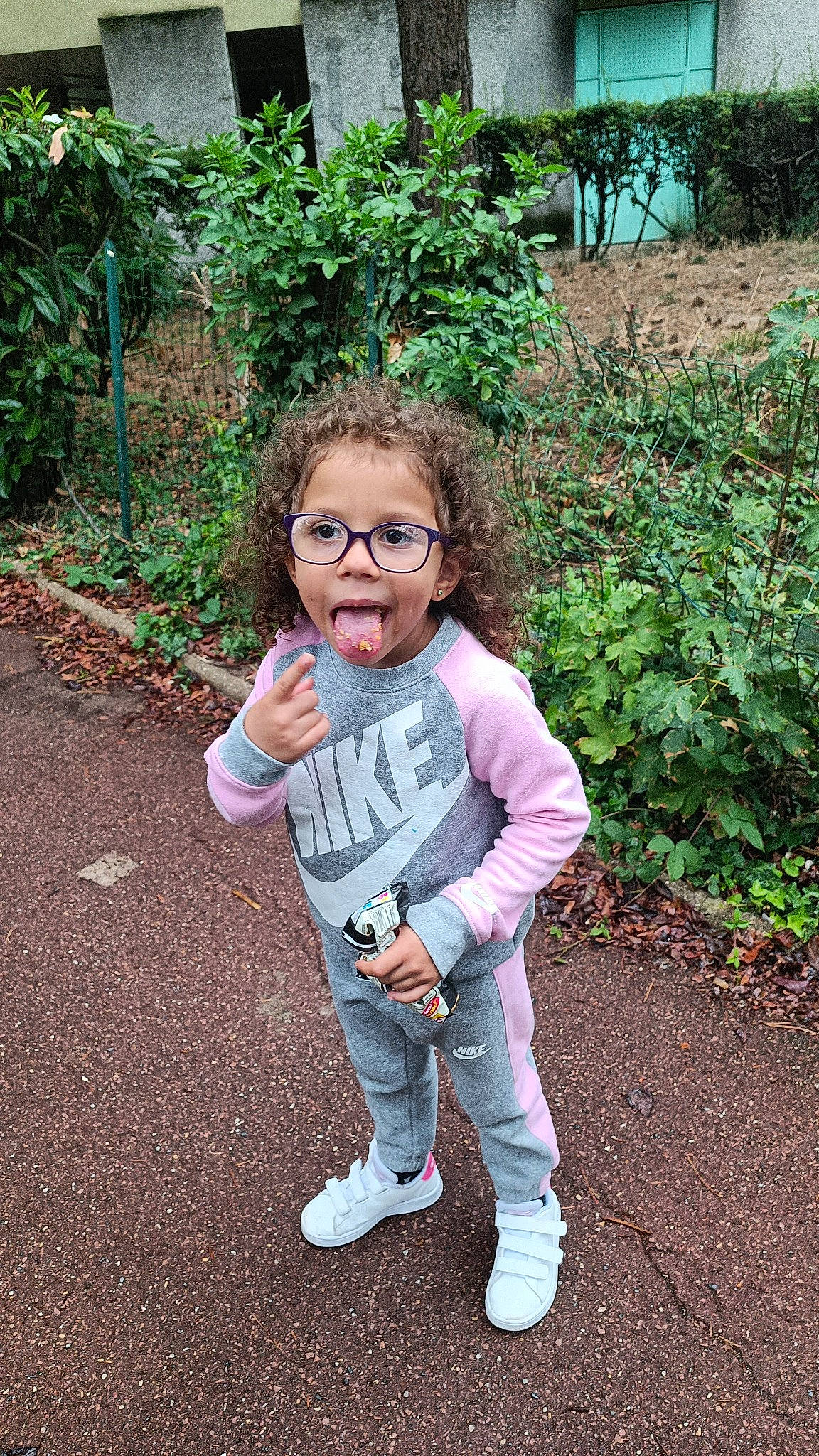 Lilya participe au concours pour gagner de l'argent avec cette photo : baby_toddler_clothing, child, eye, eyewear, face, fun, garden, glasses, grass, happy, head, leisure, people_in_nature, person, plant, shrub, sleeve, smile, soil, toddler