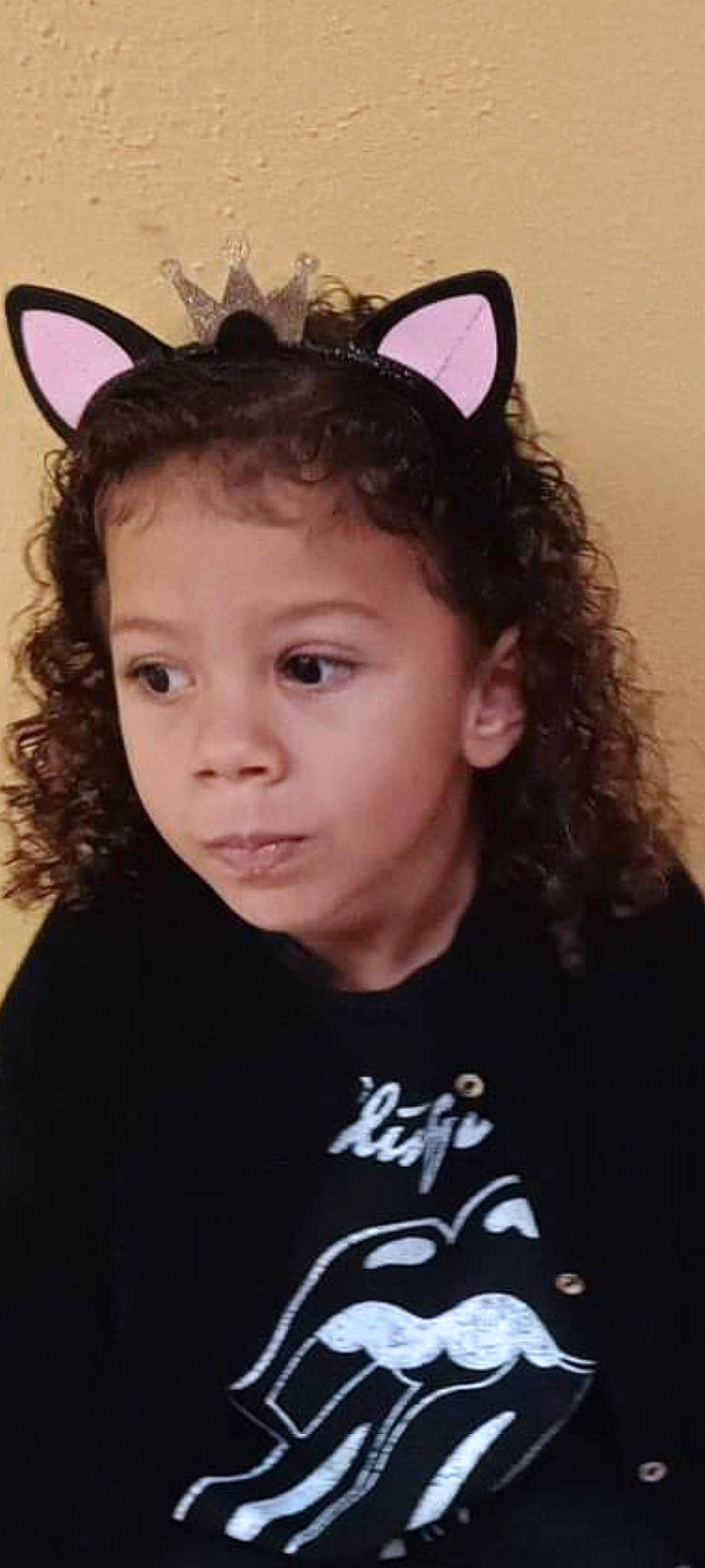 Lilya a rejoint le concours — aidez-le/la à gagner de superbes lots ! black_hair, cheek, child, clothing, ear, eyelash, flash_photography, forehead, hairstyle, happy, headband, headpiece, human_body, iris, jaw, lip, long_hair, neck, nose, person