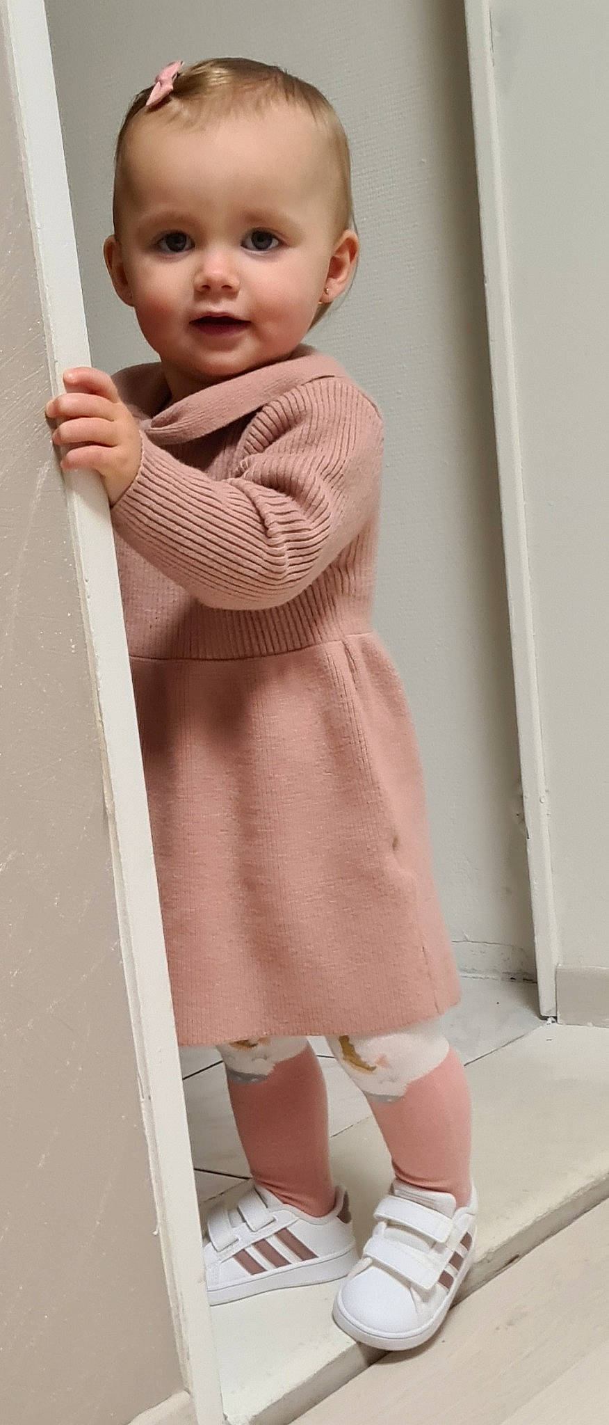 Inès participe au concours pour gagner de l'argent avec cette photo : arm, baby, baby_toddler_clothing, elbow, finger, gesture, hand, human_body, joint, knee, leg, neck, one_piece_garment, outerwear, person, pink, shoulder, sleeve, toddler, waist