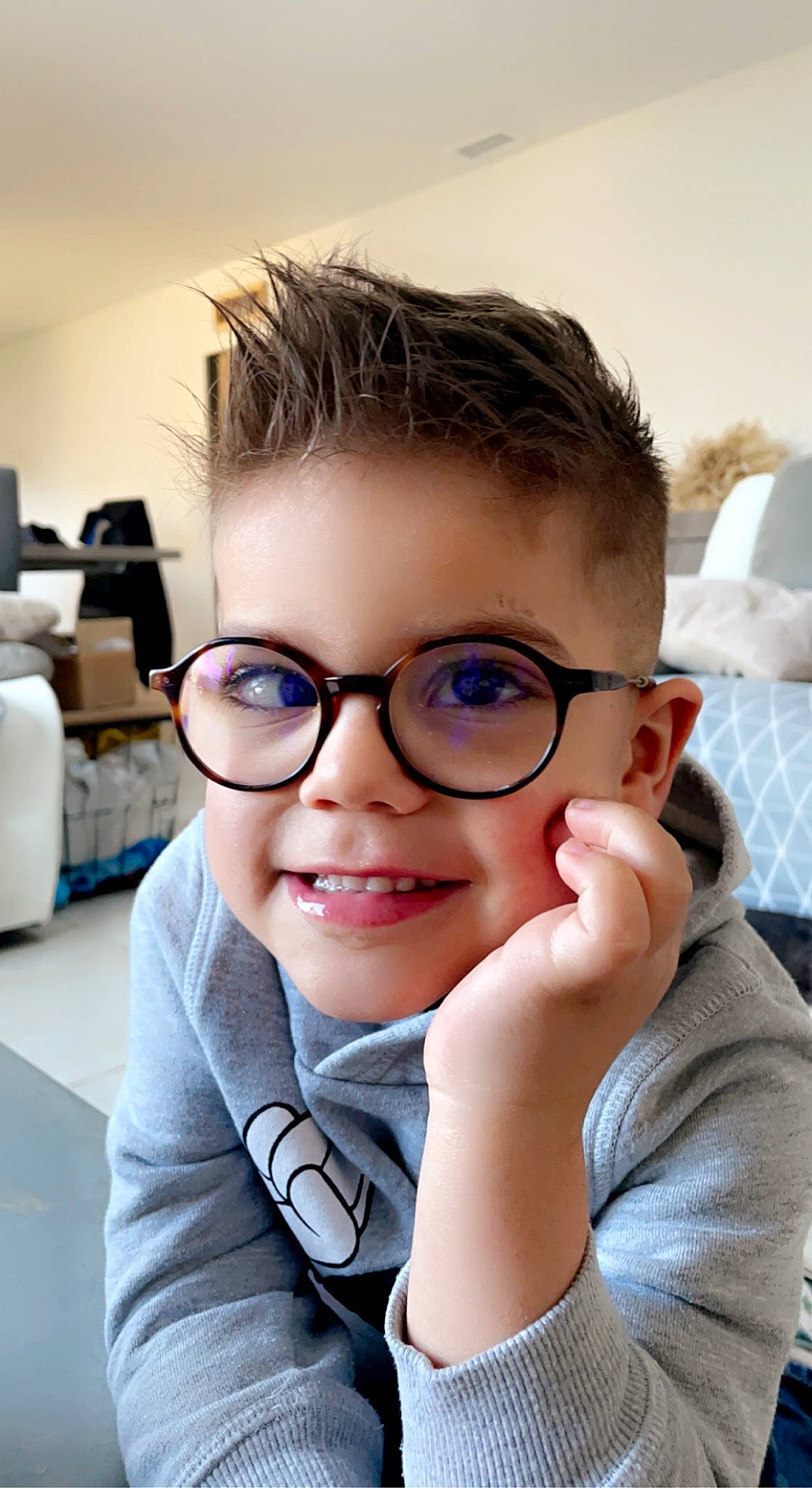 Noam participe au concours pour gagner de l'argent avec cette photo : cheek, ear, electric_blue, eyebrow, eyelash, eyewear, flash_photography, forehead, fun, gesture, glasses, happy, jaw, joy, lip, mouth, nose, person, skin, smile