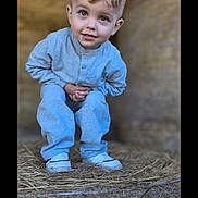 Zack a rejoint le concours — aidez-le/la à gagner de superbes lots ! child, boy, pajamas, hay, bale, barn, rural, outdoor, curious, crouching, blue_clothing, smiling, portrait, young_child, cute, innocent, casual, daylight, nature, farm