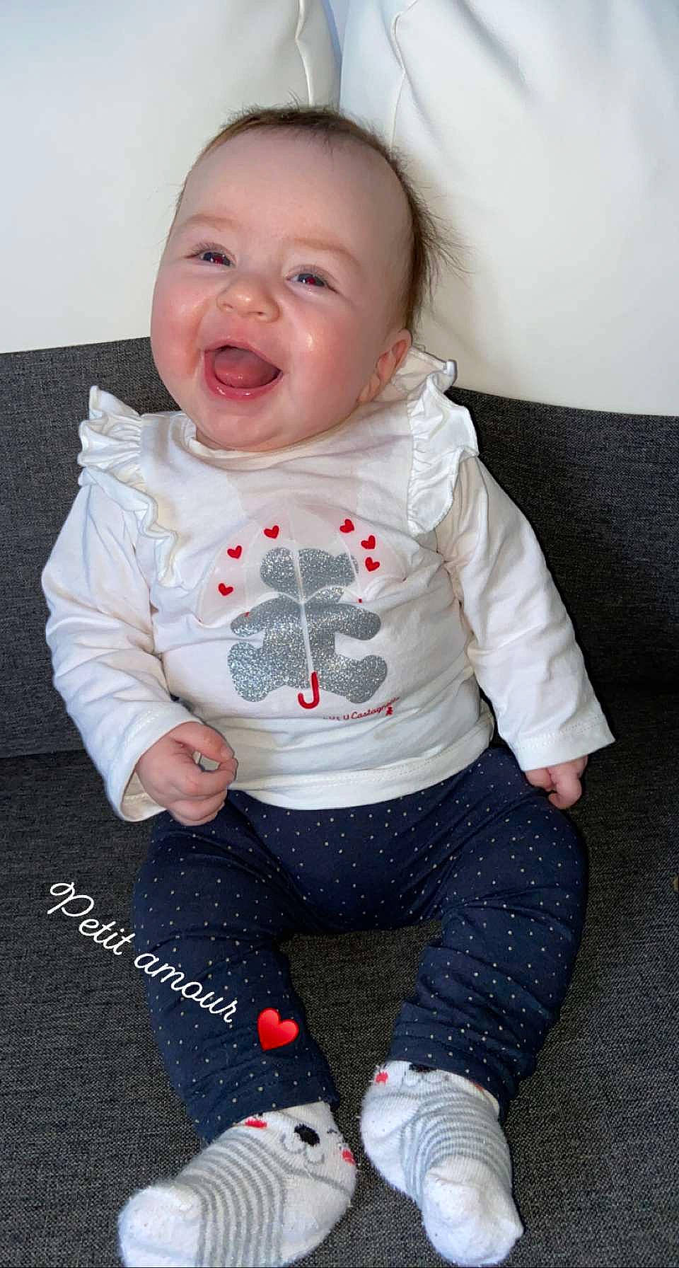 Lyzéa a rejoint le concours — aidez-le/la à gagner de superbes lots ! baby, baby_toddler_clothing, cheek, comfort, cool, face, finger, happy, head, lip, mouth, nose, person, pink, skin, sleeve, smile, t_shirt, textile, toddler