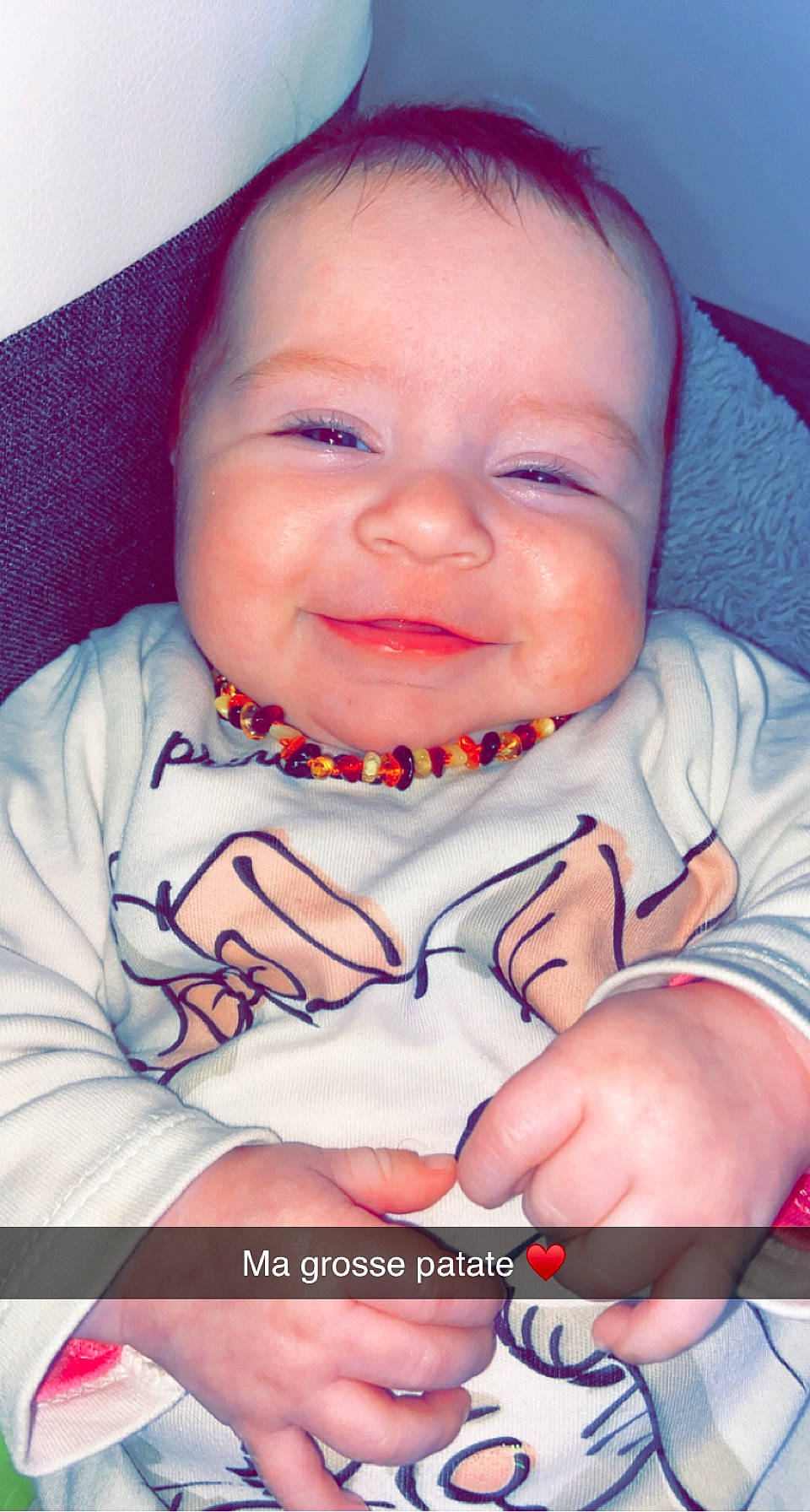 Lyzéa participe au concours pour gagner de l'argent avec cette photo : baby, baby_toddler_clothing, cheek, chin, eyebrow, facial_expression, finger, gesture, hand, happy, human, human_body, joy, lip, mouth, muscle, nose, person, product, skin