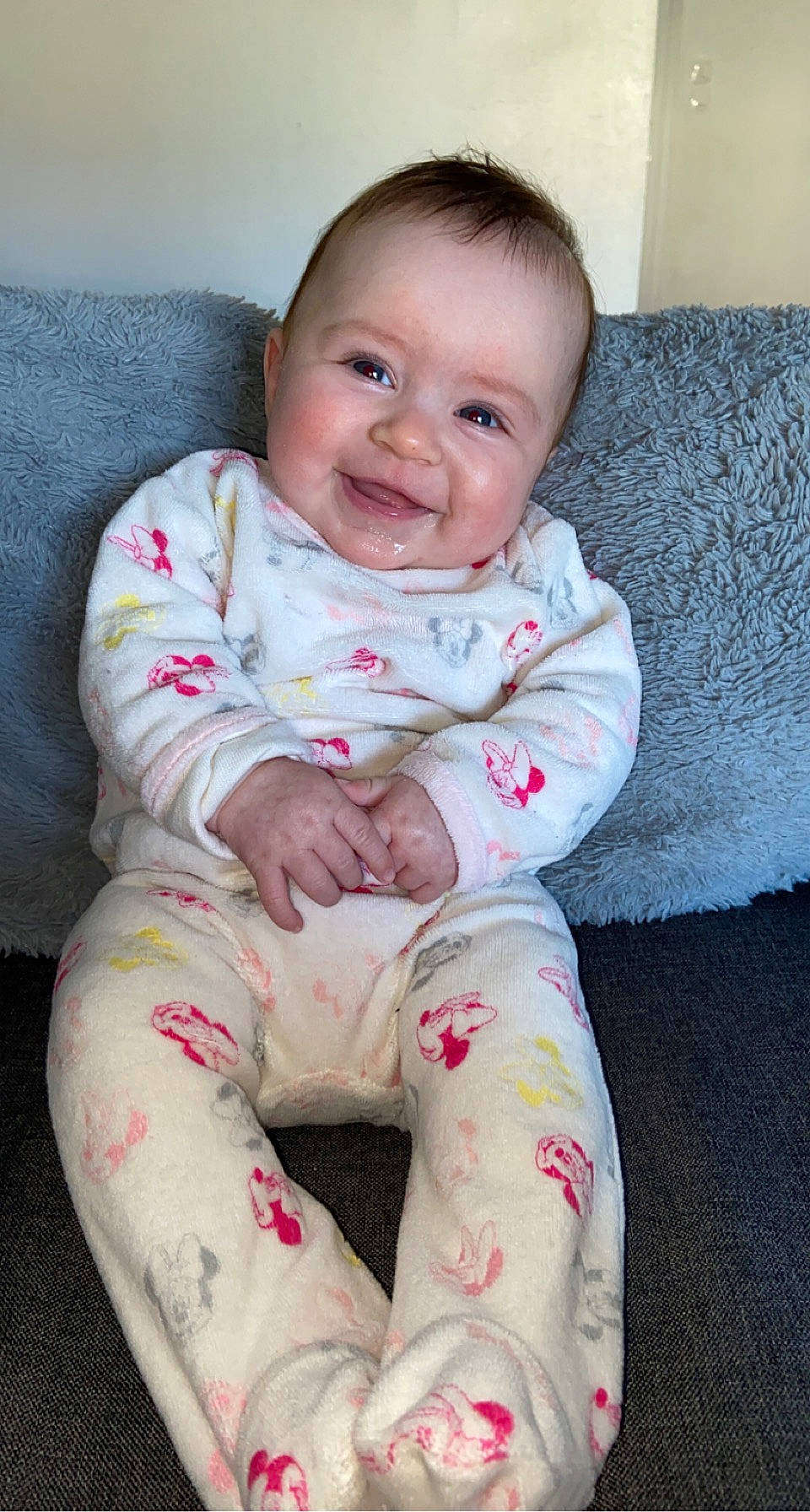 Lyzéa a rejoint le concours — aidez-le/la à gagner de superbes lots ! arm, baby, baby_toddler_clothing, cheek, chin, comfort, eye, face, hair, hand, head, human_body, iris, joy, leg, lip, nose, person, pink, skin