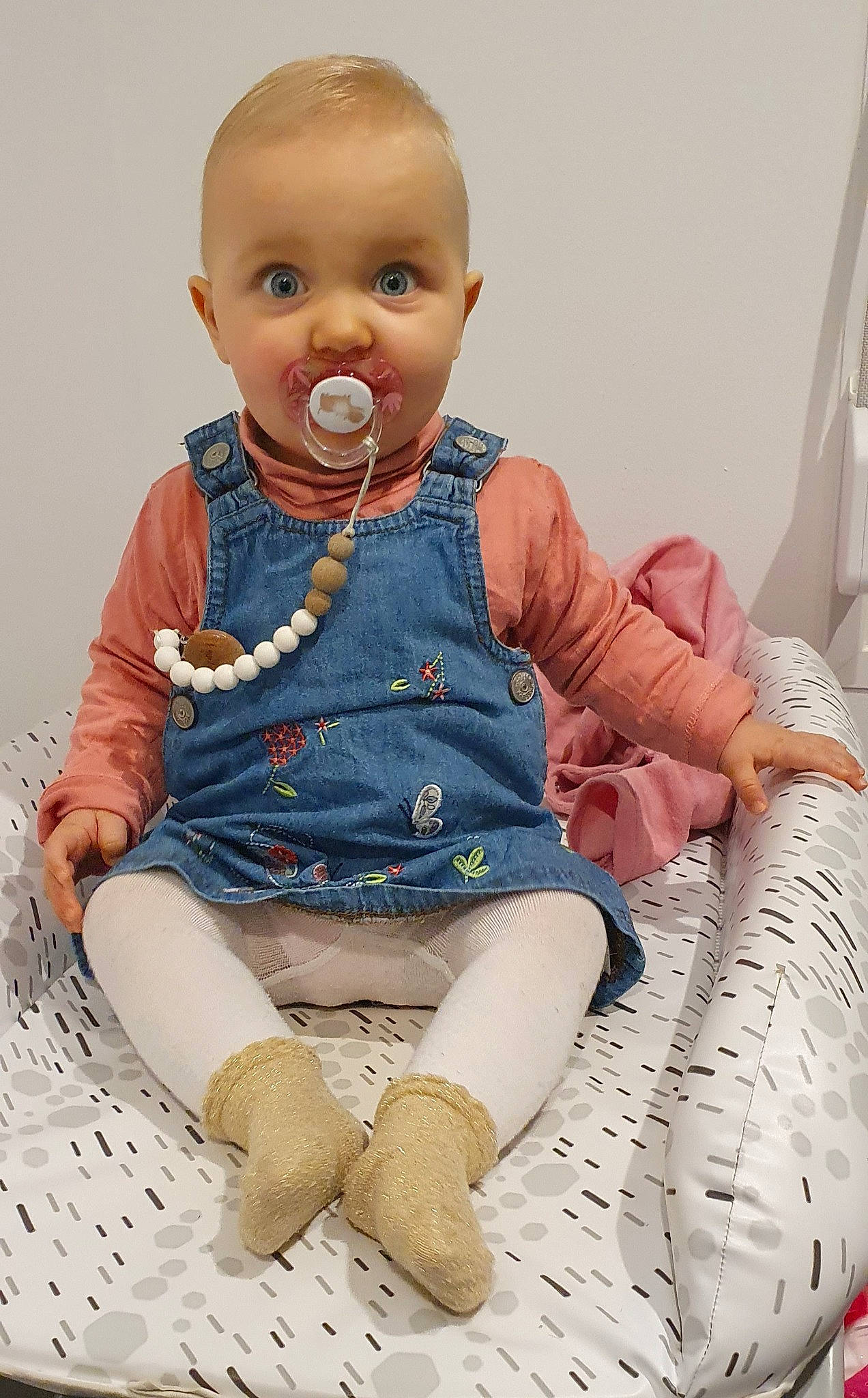 Ambre a rejoint le concours — aidez-le/la à gagner de superbes lots ! arm, baby, baby_toddler_clothing, cheek, child, dress, facial_expression, finger, hairstyle, happy, iris, neck, pattern, person, pink, product, skin, sleeve, t_shirt, textile