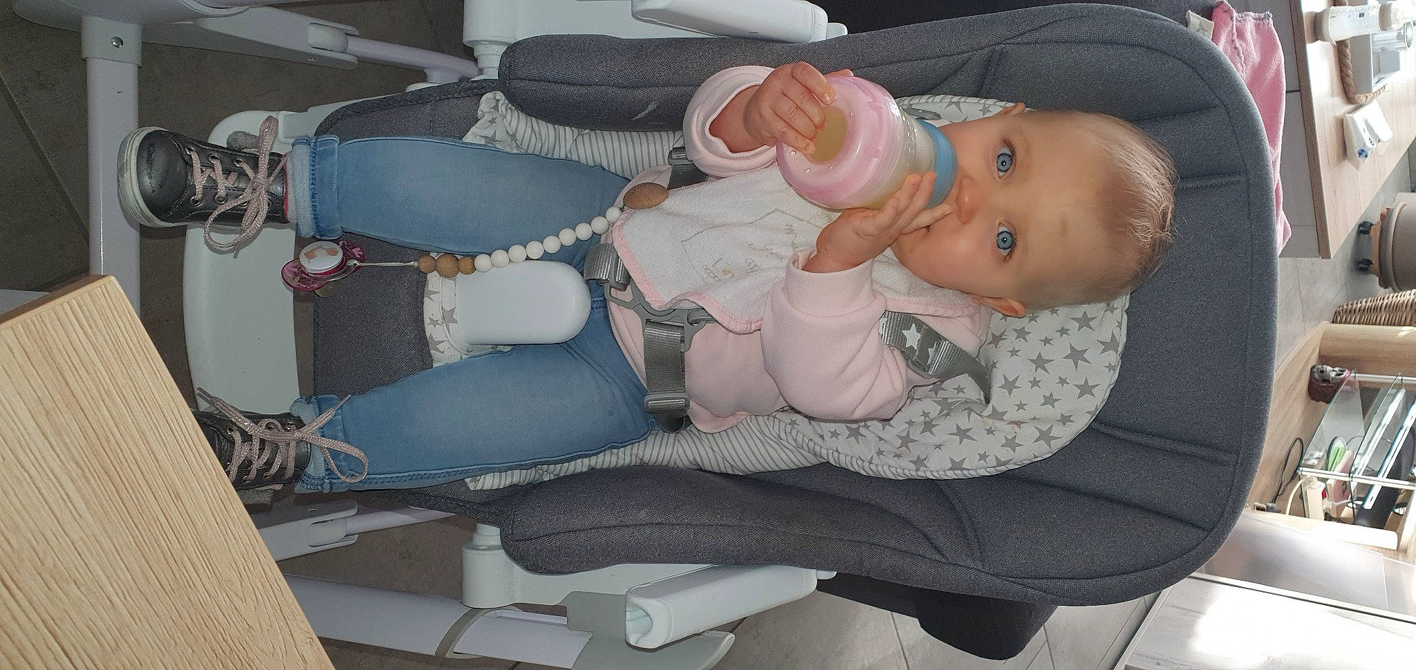 Ambre participe au concours pour gagner de l'argent avec cette photo : auto_part, automotive_design, baby, baby_products, baby_toddler_clothing, car_seat, car_seat_cover, child, comfort, hat, health_care, medical, motor_vehicle, person, product, service, sitting, toddler, vehicle, vehicle_door