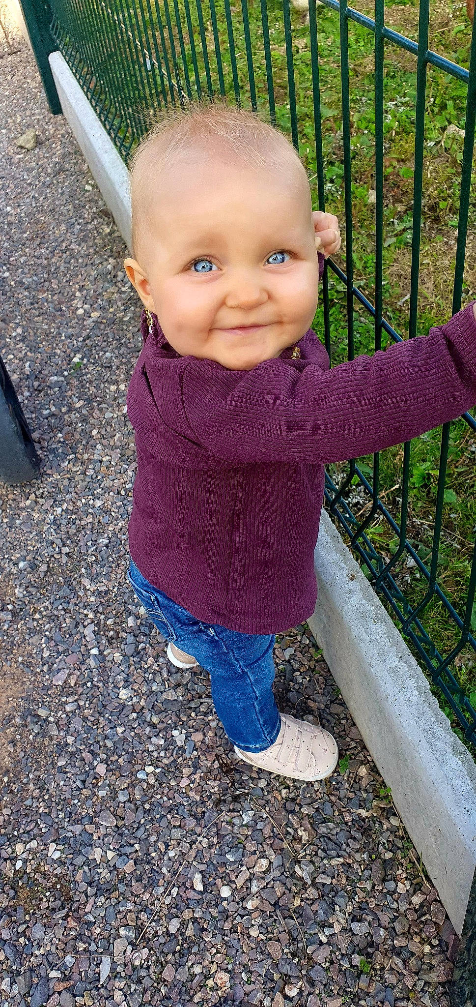 Ambre a rejoint le concours — aidez-le/la à gagner de superbes lots ! baby, baby_toddler_clothing, blue, eye, grass, green, hair, hand, head, jeans, joy, leaf, leg, nose, people_in_nature, person, plant, road_surface, skin, sleeve