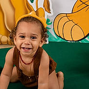 Zyane participe au concours pour gagner de l'argent avec cette photo : toddler, child, smiling, crawling, brown_clothing, yellow_hat, beads_necklace, green_carpet, balloons, jungle_theme, decorations, curly_hair, happy, playful, portrait, indoors, cute, baby, person, fun