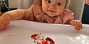 Ambre participe au concours pour gagner de l'argent avec cette photo : baby, child, clothing, curious, cute, expression, face, food, hair, high_chair, indoor, infant, ketchup, messy, pigtails, radiator, smile, table, tray, window