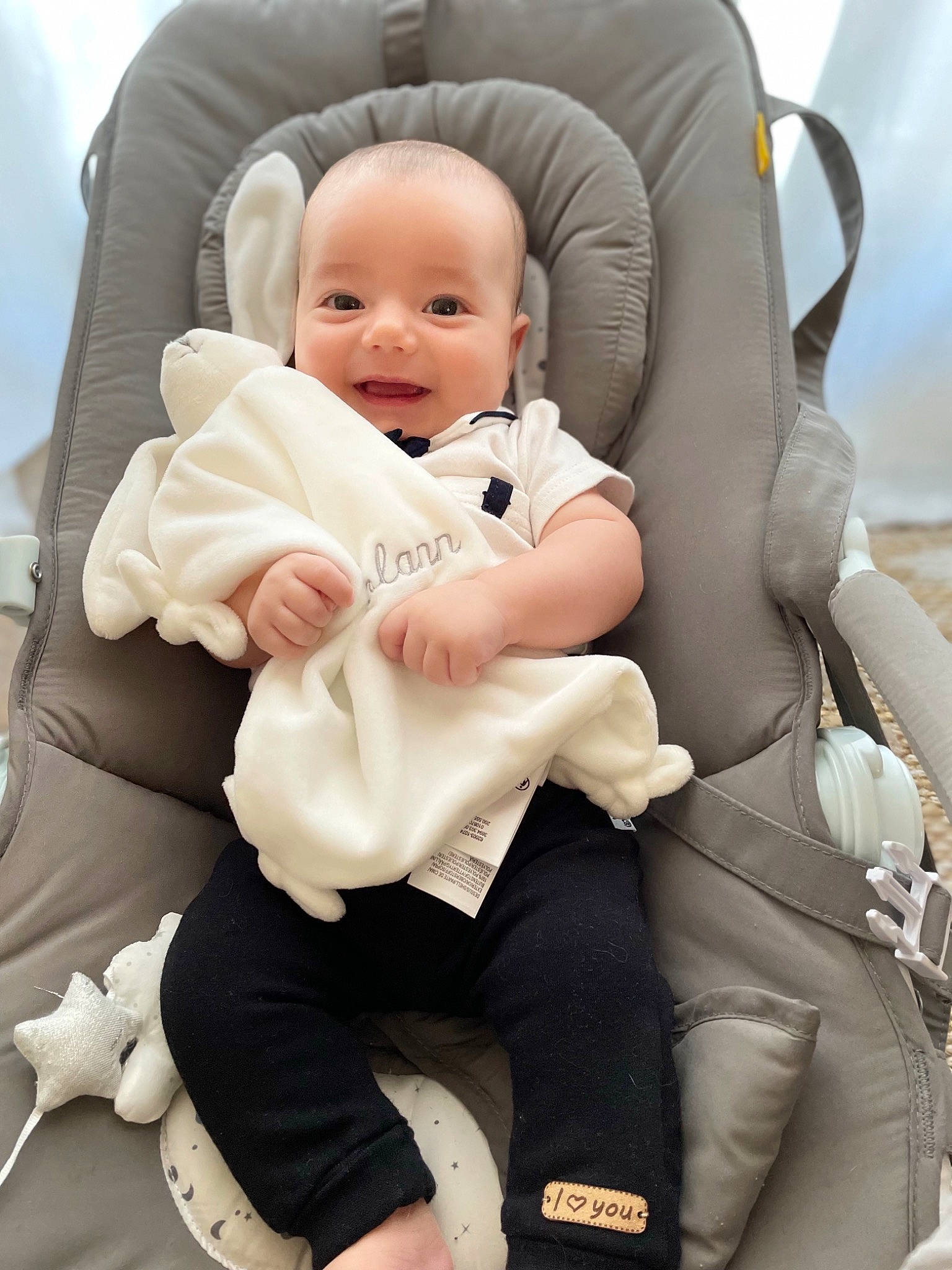 Nolann a rejoint le concours — aidez-le/la à gagner de superbes lots ! baby, baby_carriage, baby_products, baby_safety, baby_toddler_clothing, car_seat, child, comfort, event, gesture, happy, knee, lap, person, product, service, sitting, skin, smile, thumb