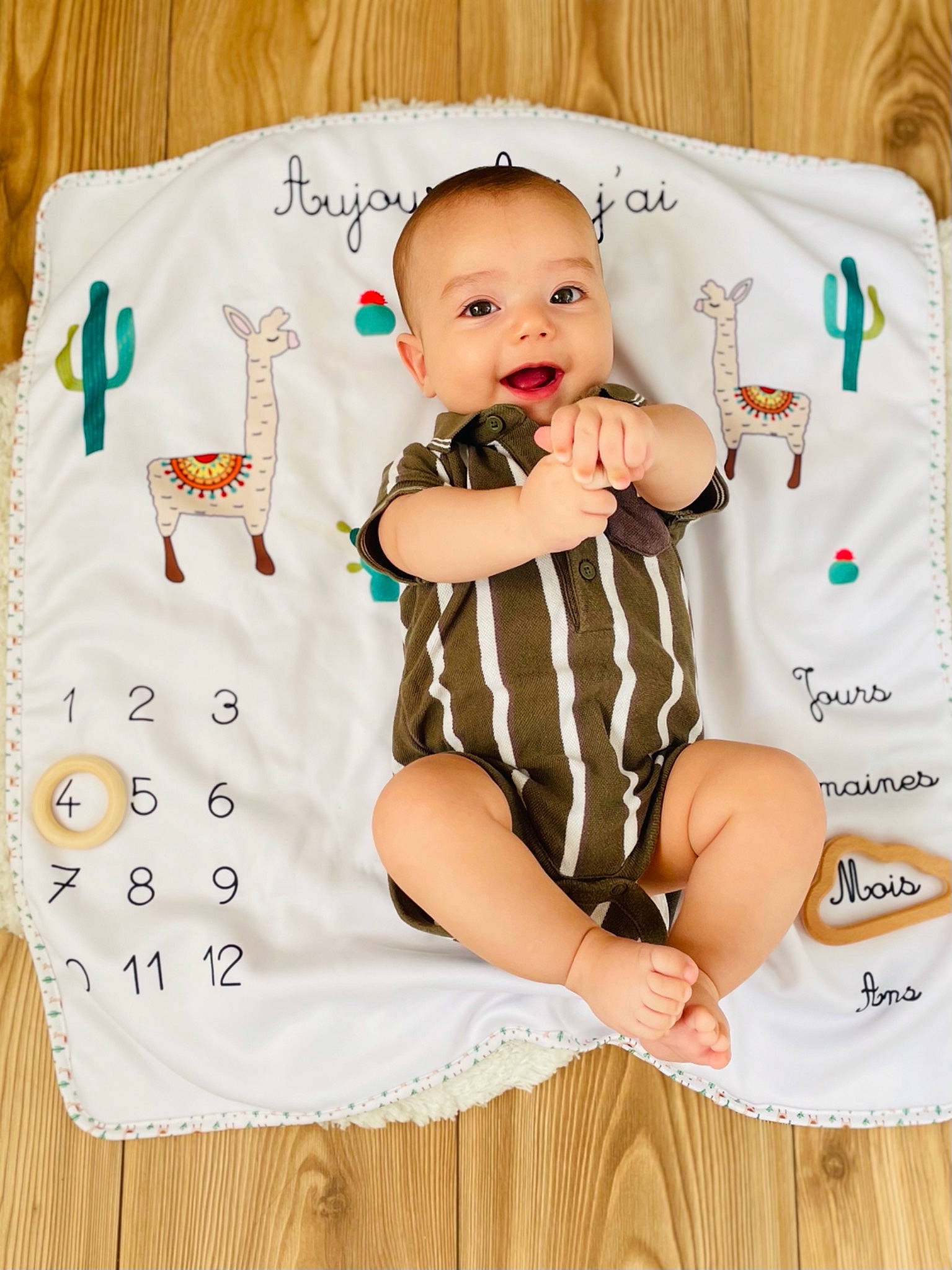 Nolann a rejoint le concours — aidez-le/la à gagner de superbes lots ! baby, baby_products, baby_toddler_clothing, child, clothing, comfort, font, happy, human_leg, linens, pattern, person, product, sitting, sleeve, smile, sock, t_shirt, thigh, tie