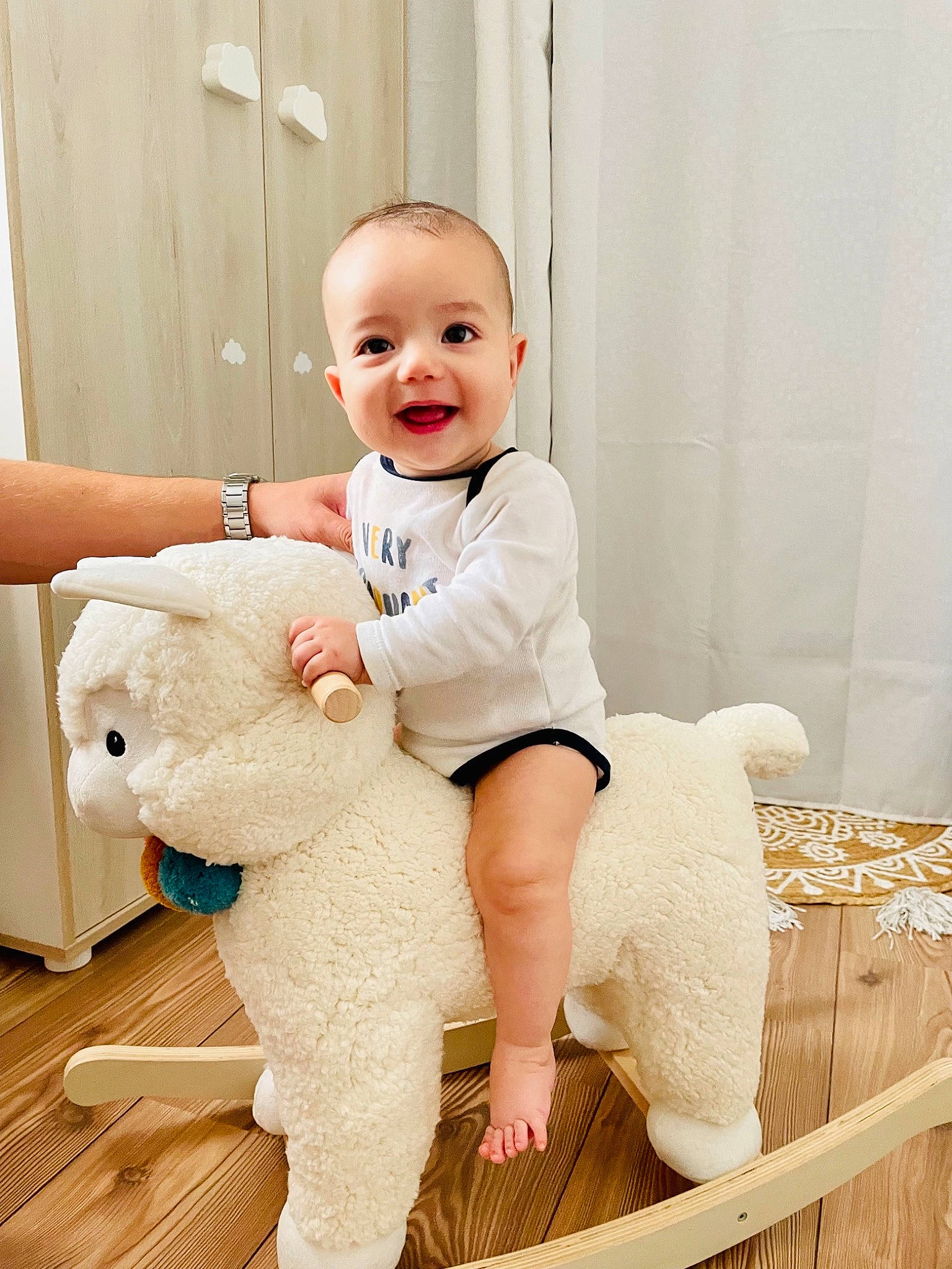 Nolann participe au concours pour gagner de l'argent avec cette photo : arm, baby, baby_toddler_clothing, comfort, eye, finger, floor, flooring, fun, happy, head, joint, knee, person, shoulder, skin, sleeve, smile, standing, t_shirt