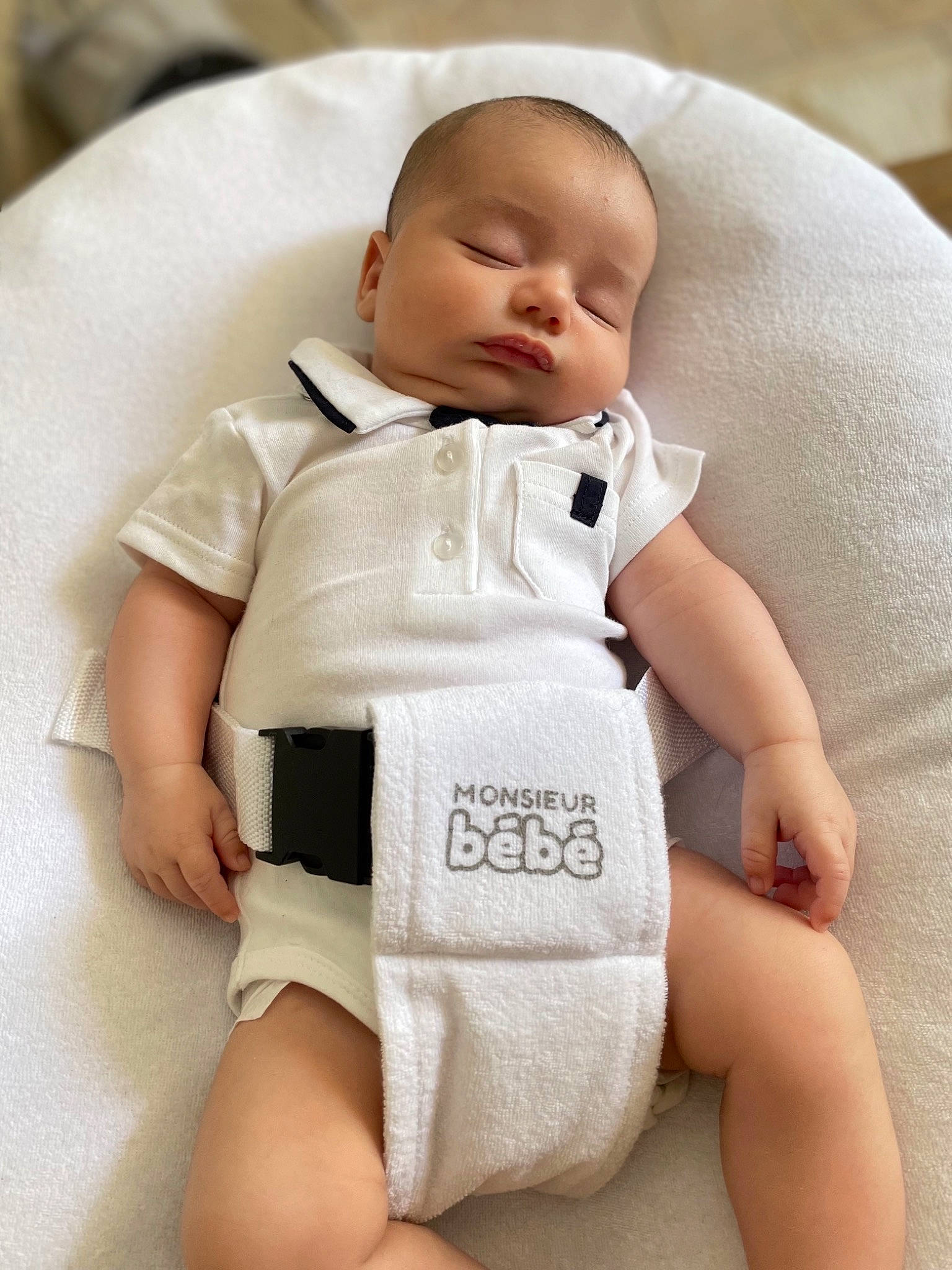 Nolann participe au concours pour gagner de l'argent avec cette photo : baby, baby_products, baby_safety, baby_sleeping, baby_toddler_clothing, cheek, child, comfort, elbow, eyelash, finger, human_leg, knee, neck, person, sitting, skin, sleeve, thigh, thumb