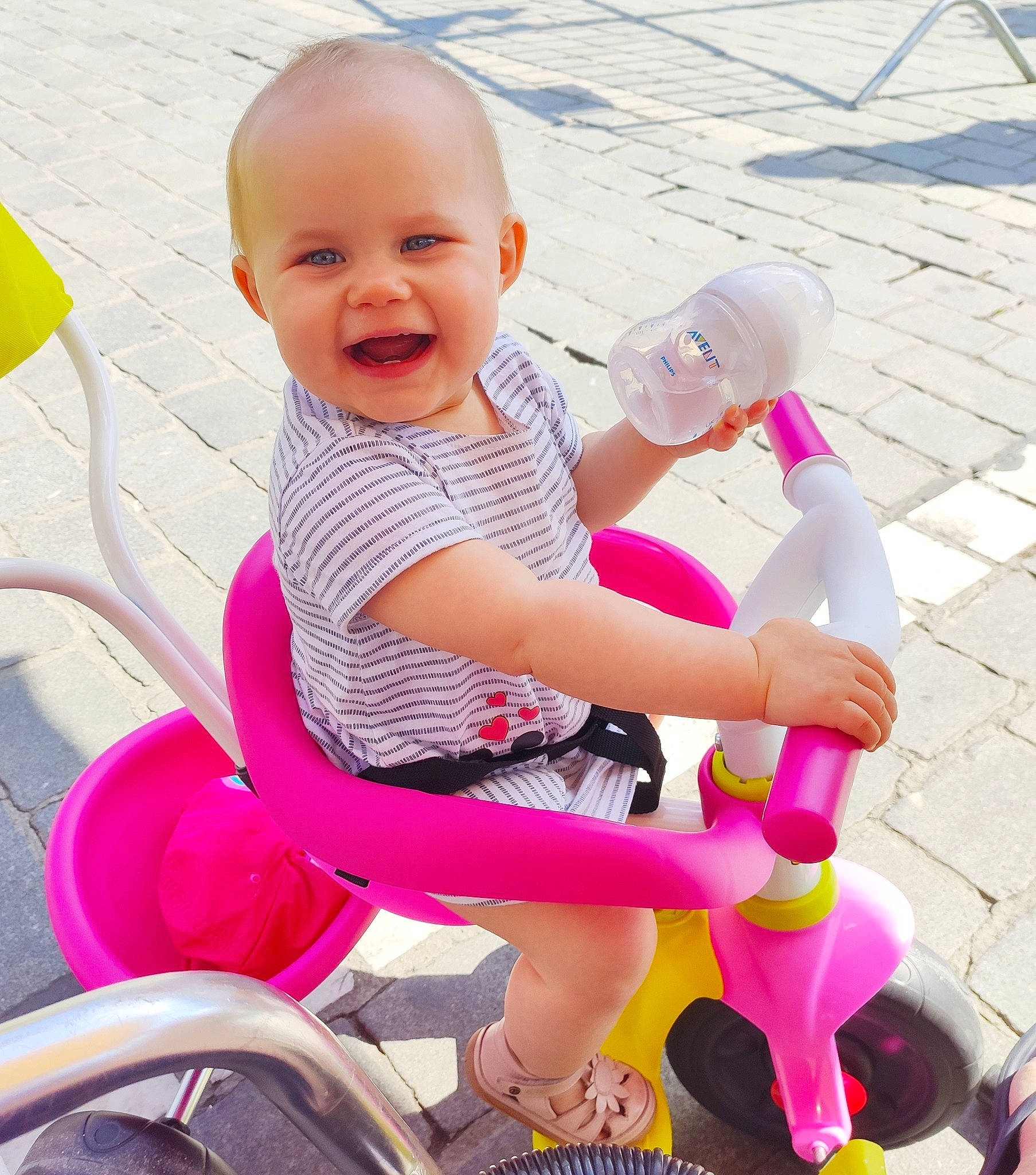 Alycia a rejoint le concours — aidez-le/la à gagner de superbes lots ! baby, baby_products, child, fun, happy, joy, leg, leisure, person, pink, play, product, sitting, skin, smile, summer, toddler, vacation, vehicle, water