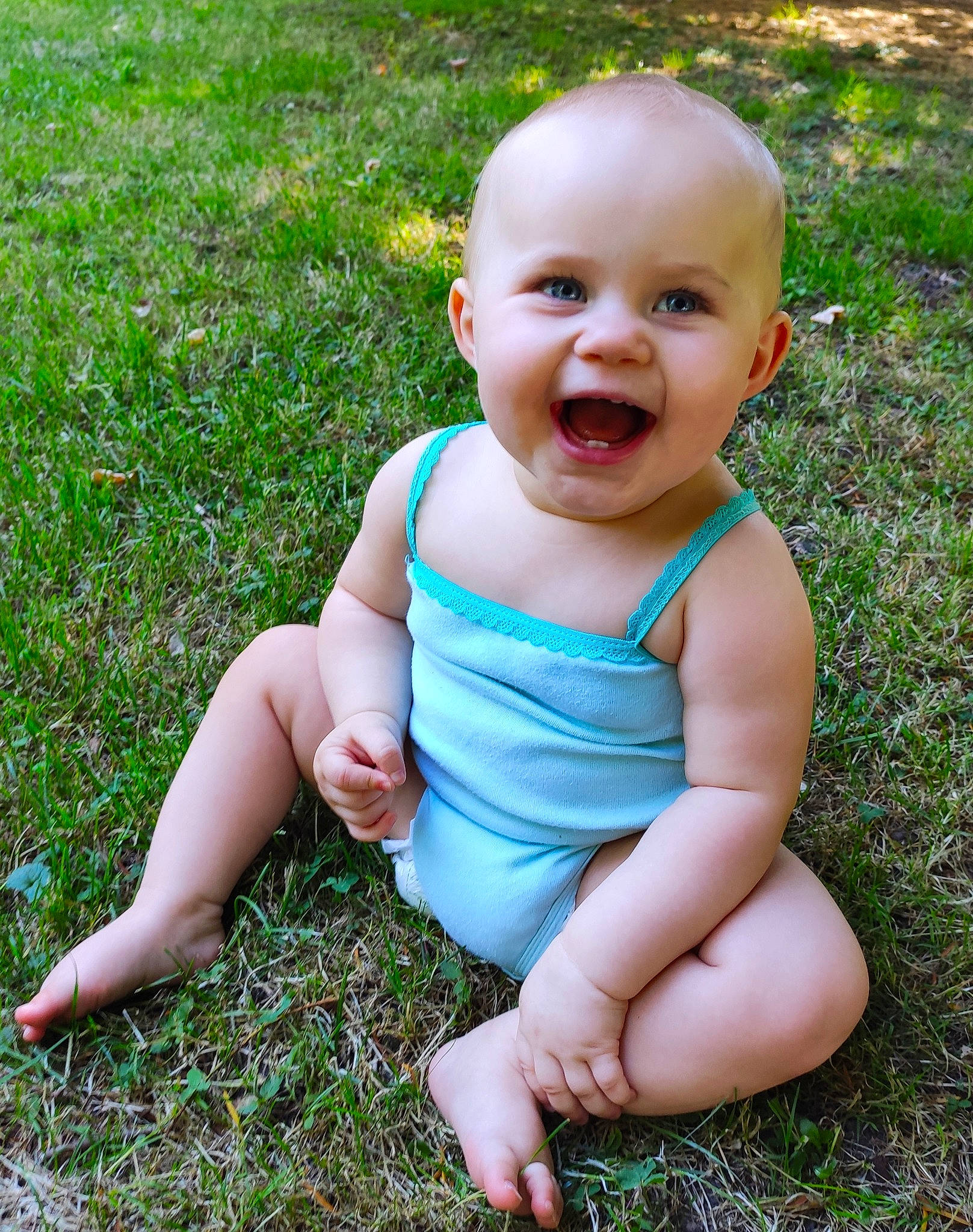 Alycia a rejoint le concours — aidez-le/la à gagner de superbes lots ! baby, baby_toddler_clothing, child, face, facial_expression, fun, grass, grass_family, green, happy, head, leaf, people, person, photography, plant, sitting, skin, smile, summer