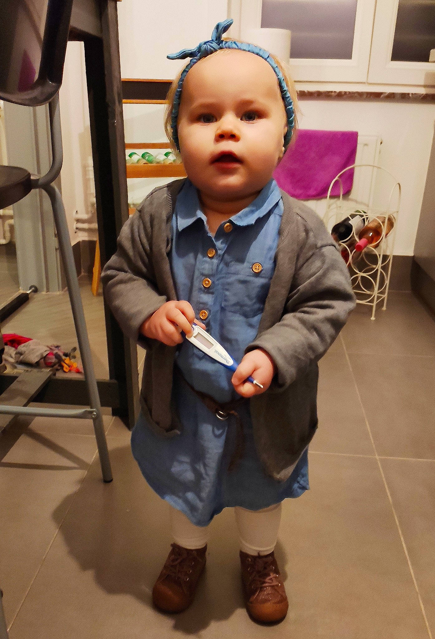 Alycia a rejoint le concours — aidez-le/la à gagner de superbes lots ! child, outerwear, person, room, standing, toddler