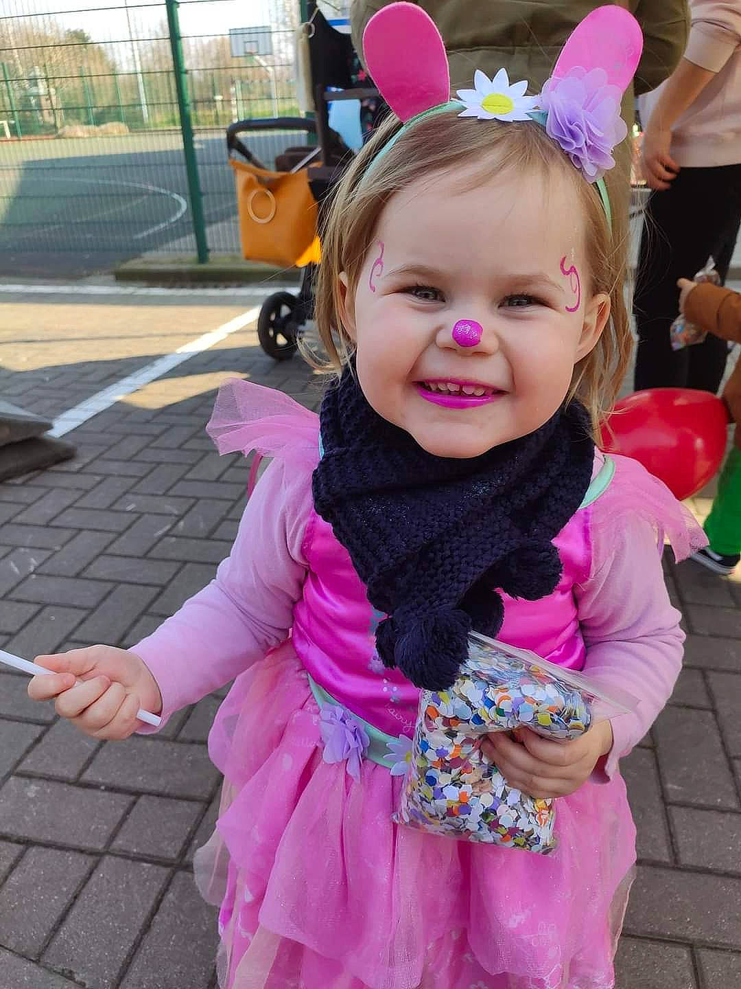 Alycia a rejoint le concours — aidez-le/la à gagner de superbes lots ! baby, baby_toddler_clothing, child, event, face, facial_expression, fun, happy, headgear, joy, leisure, magenta, party_supply, person, pink, plant, purple, recreation, sleeve, smile