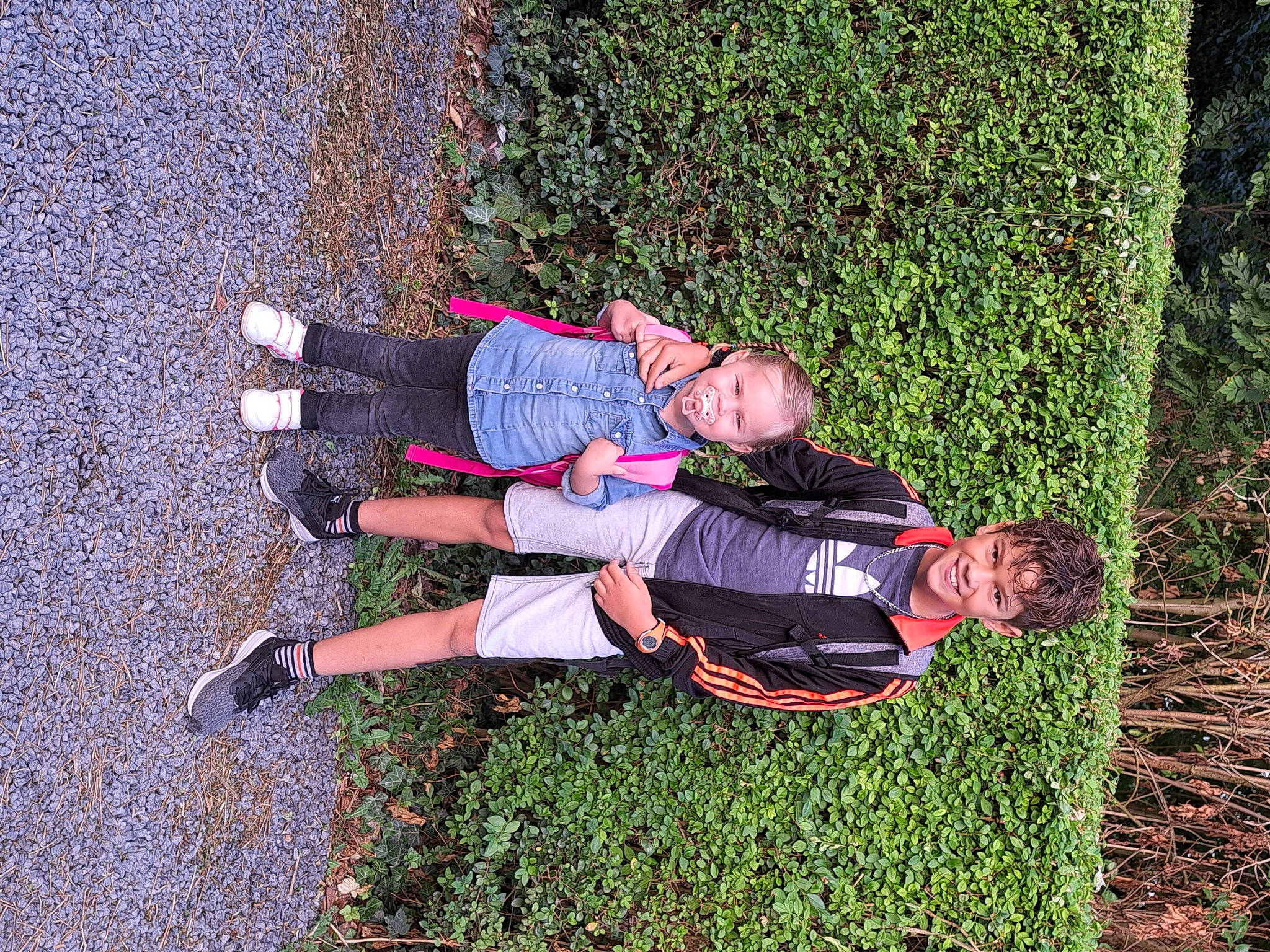 Lino a rejoint le concours — aidez-le/la à gagner de superbes lots ! fun, grass, happy, human_leg, joy, leisure, people_in_nature, person, plant, recreation, shrub, smile, thigh, tree, walking_shoe