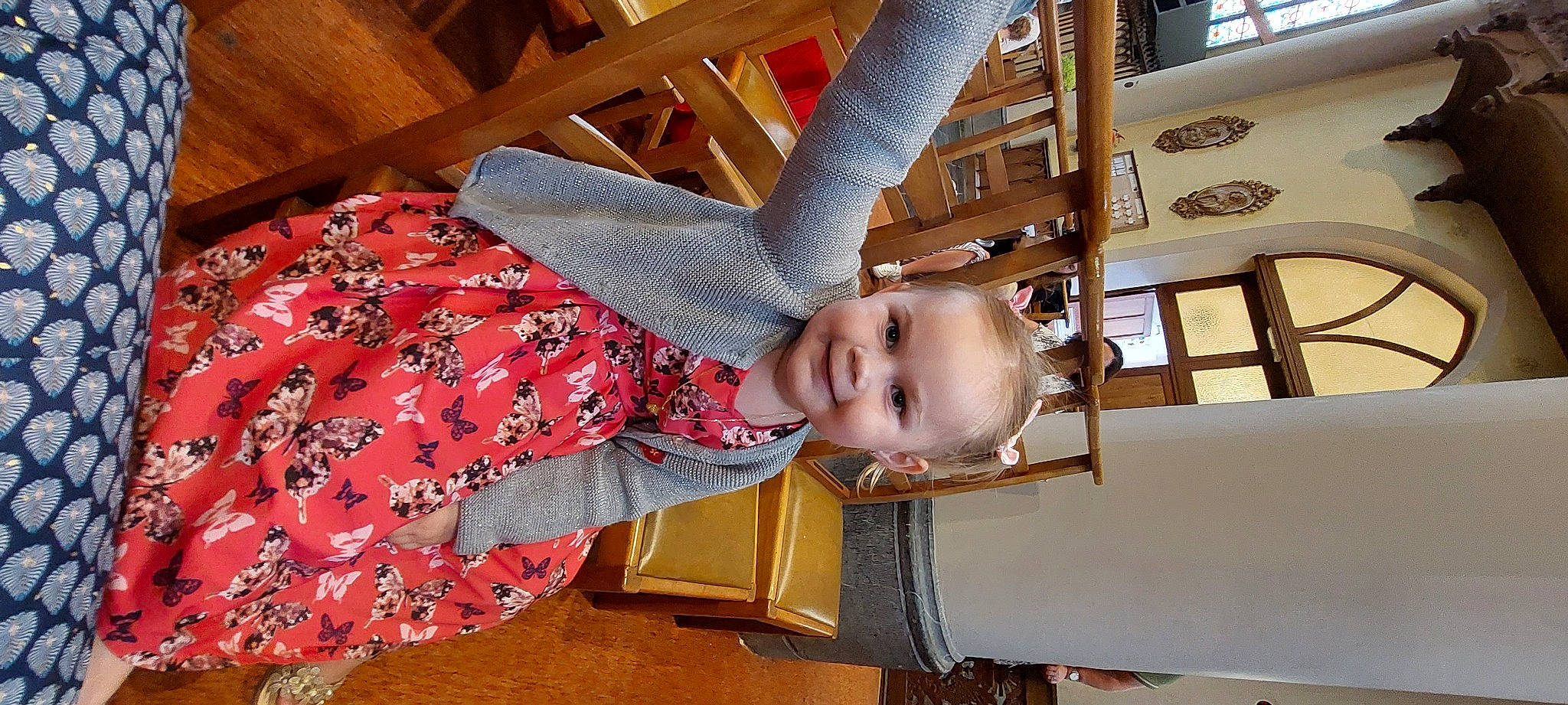 Alycia a rejoint le concours — aidez-le/la à gagner de superbes lots ! baby, baby_toddler_clothing, child, comfort, fun, happy, hardwood, joy, leisure, pattern, person, room, smile, toddler, window, wood