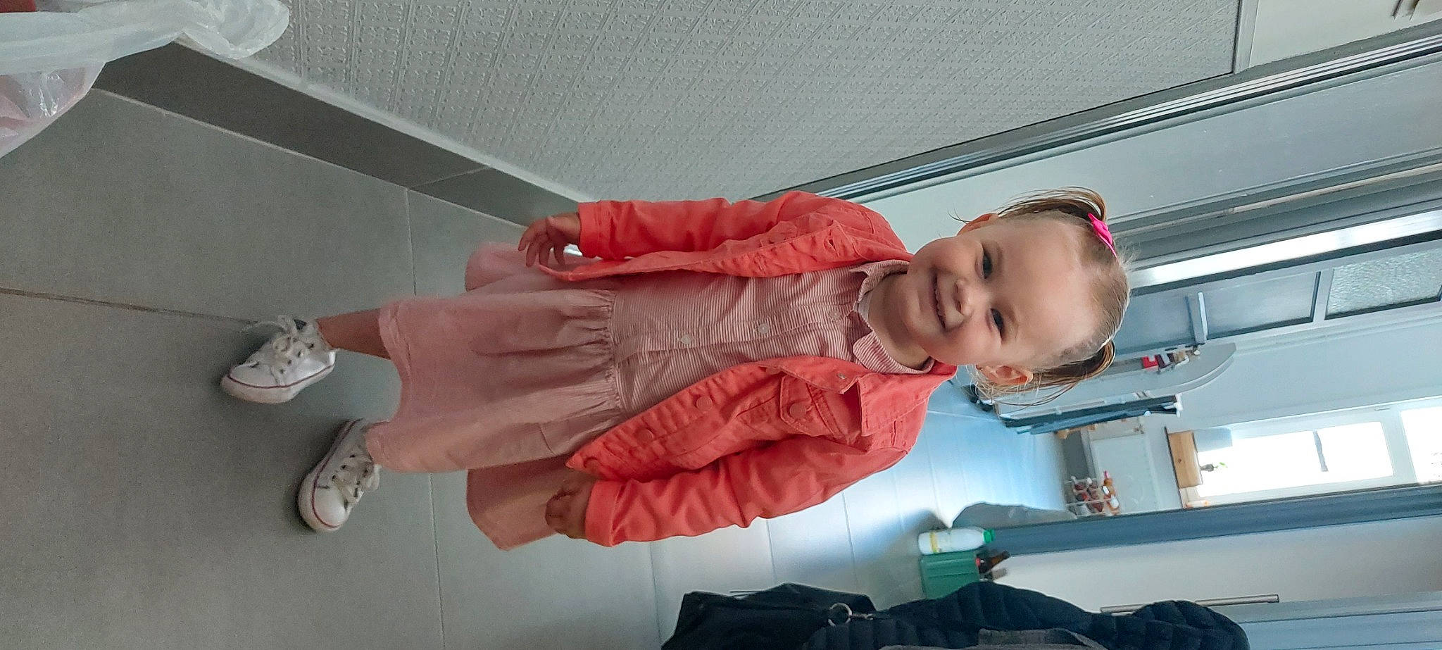 Alycia a rejoint le concours — aidez-le/la à gagner de superbes lots ! automotive_exterior, baby, baby_products, baby_toddler_clothing, bag, child, comfort, foot, human_leg, joy, knee, luggage_and_bags, person, pink, room, sandal, smile, thigh, thumb, toddler