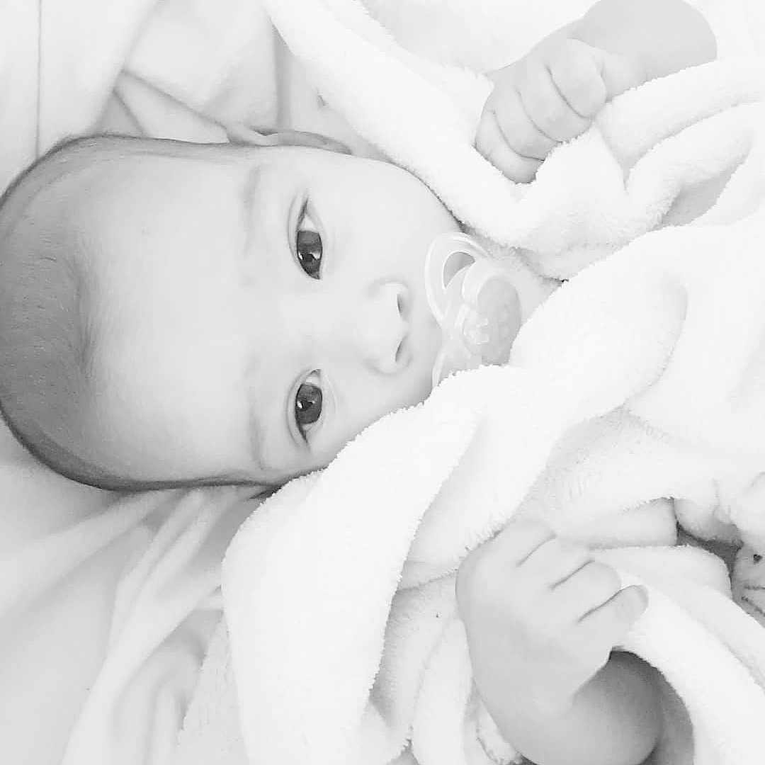 Iliana participe au concours pour gagner de l'argent avec cette photo : arm, beauty, black_and_white, close_up, eye, face, finger, hand, head, infant, joint, lip, monochrome, monochrome_photography, mouth, neck, nose, photograph, photography, skin