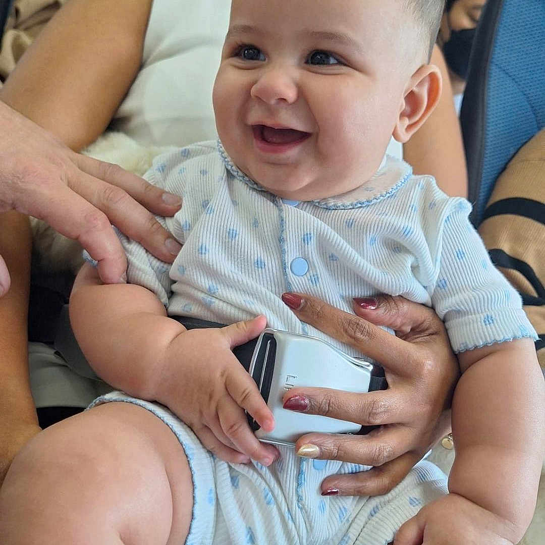 Alexandre Grangier participe au concours pour gagner de l'argent avec cette photo : adult, airplane, baby, casual, child, clothing, cute, family, glasses, hand, happy, holding, indoor, people, portrait, seat, seatbelt, smile, travel, woman