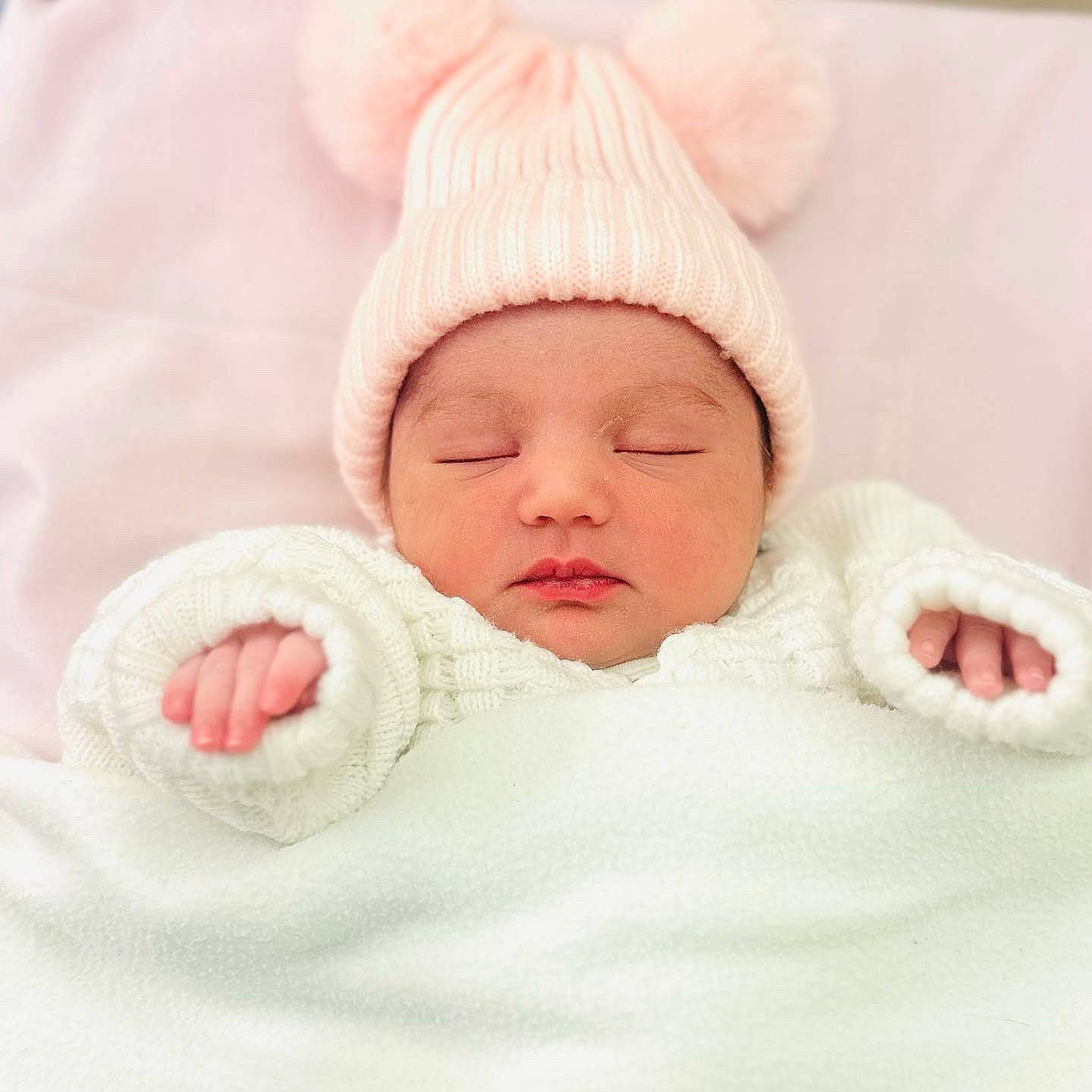 Kainaaz a rejoint le concours — aidez-le/la à gagner de superbes lots ! baby, baby_products, baby_sleeping, baby_toddler_clothing, beanie, bedding, bedtime, carmine, cheek, comfort, face, fur, happy, headwear, knit_cap, linens, person, portrait_photography, sleeve, toddler