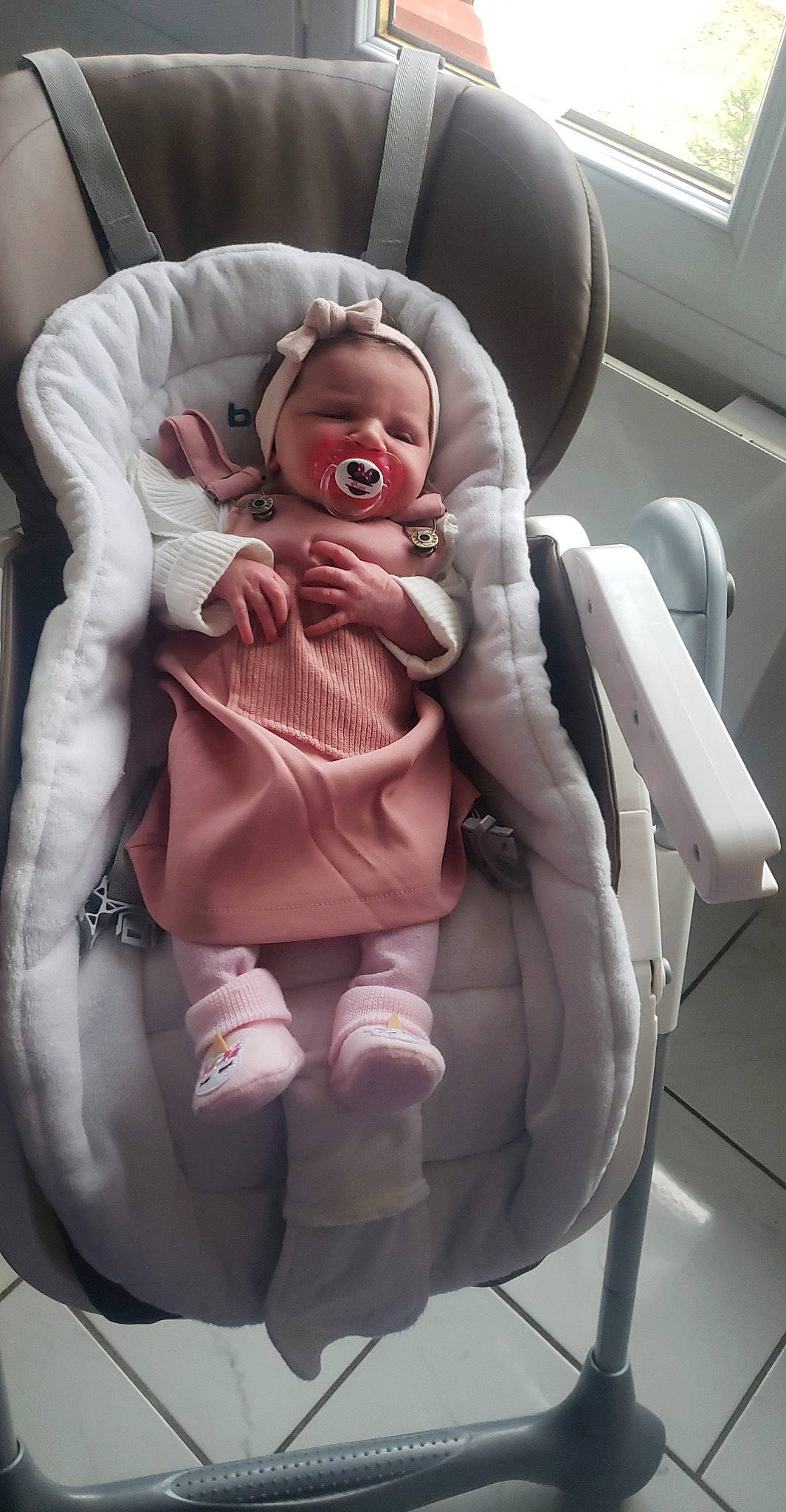 Kym a rejoint le concours — aidez-le/la à gagner de superbes lots ! auto_part, baby, baby_carriage, baby_products, baby_safety, baby_toddler_clothing, car_seat, carmine, cheek, child, comfort, head, head_restraint, human_body, lap, person, seat_belt, sitting, smile, thumb