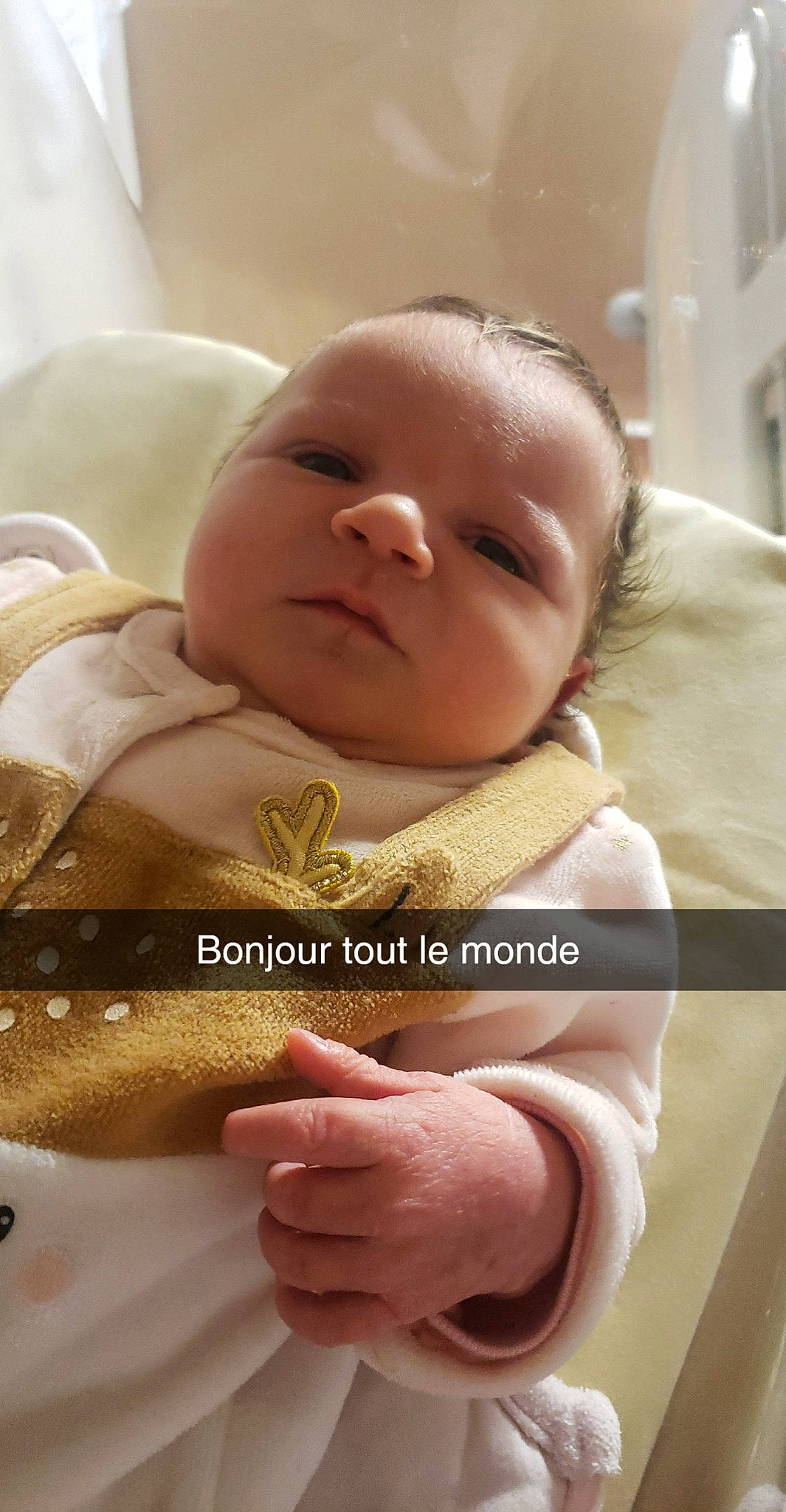 Kym a rejoint le concours — aidez-le/la à gagner de superbes lots ! baby, baby_toddler_clothing, cheek, child, comfort, gesture, happy, linens, pattern, person, photo_caption, portrait_photography, skin, sleeve, smile, textile, thumb, toddler